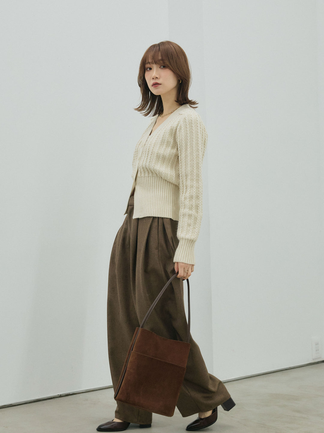 【Allure】[SET]編みこみVネックニットカーディガン+モックスカルゼサイドタックコクーンパンツ(2set)