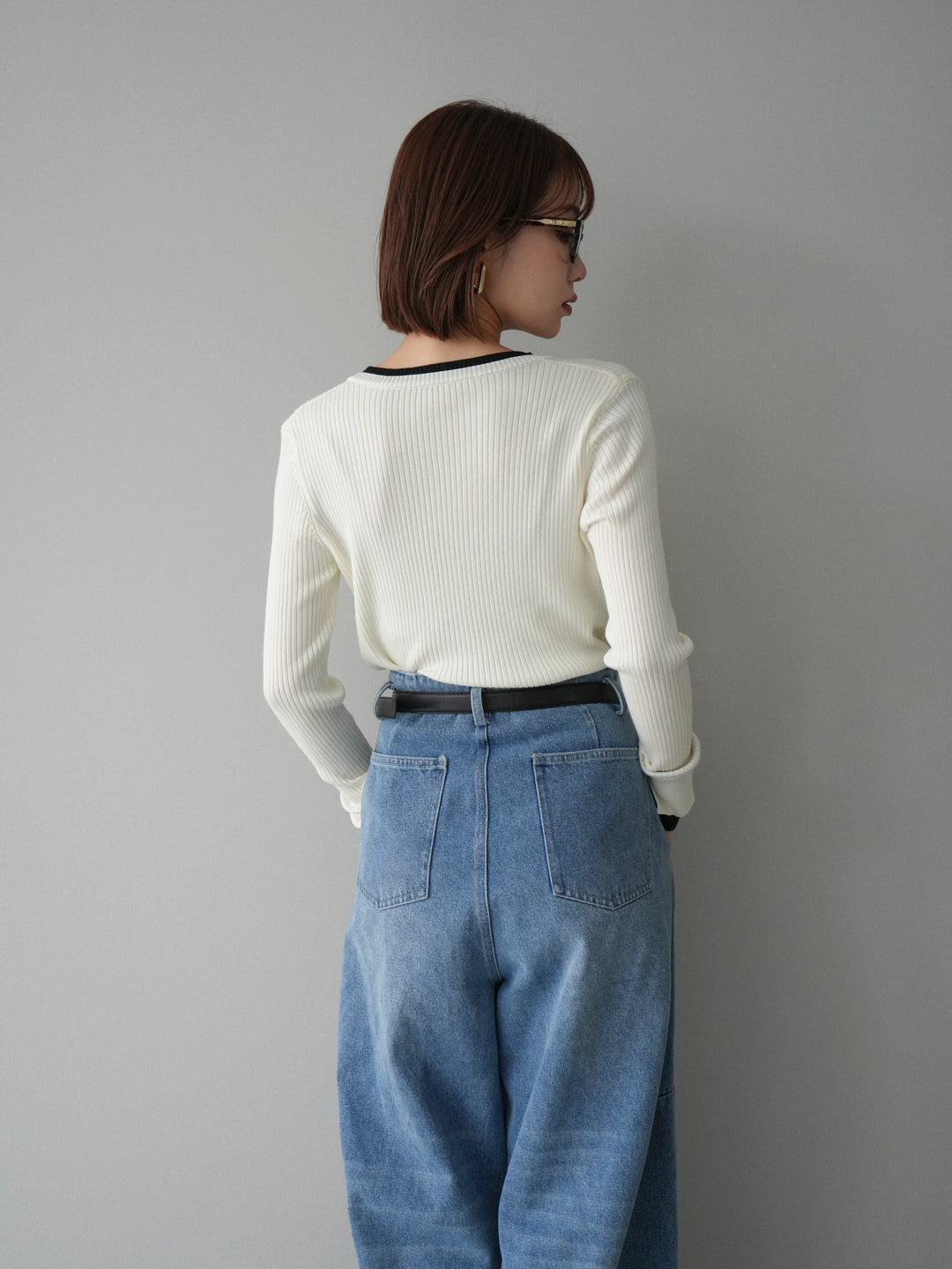 [SET]バイカラーキーネックリブニットトップス+ハイウエストベルトループデザインデニムパンツ(2set)