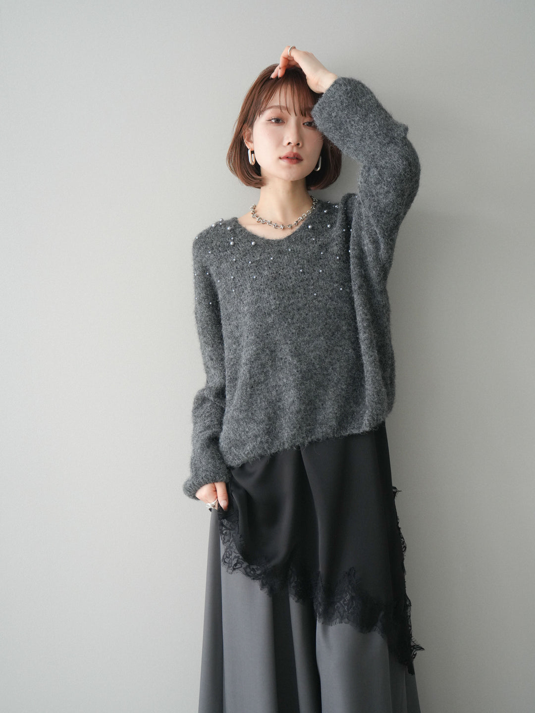 [SET]パール×ビジューVネックニットプルオーバー+アシンメトリーサテンレースキャミソール+テープベルトタックバギーパンツ(3set)