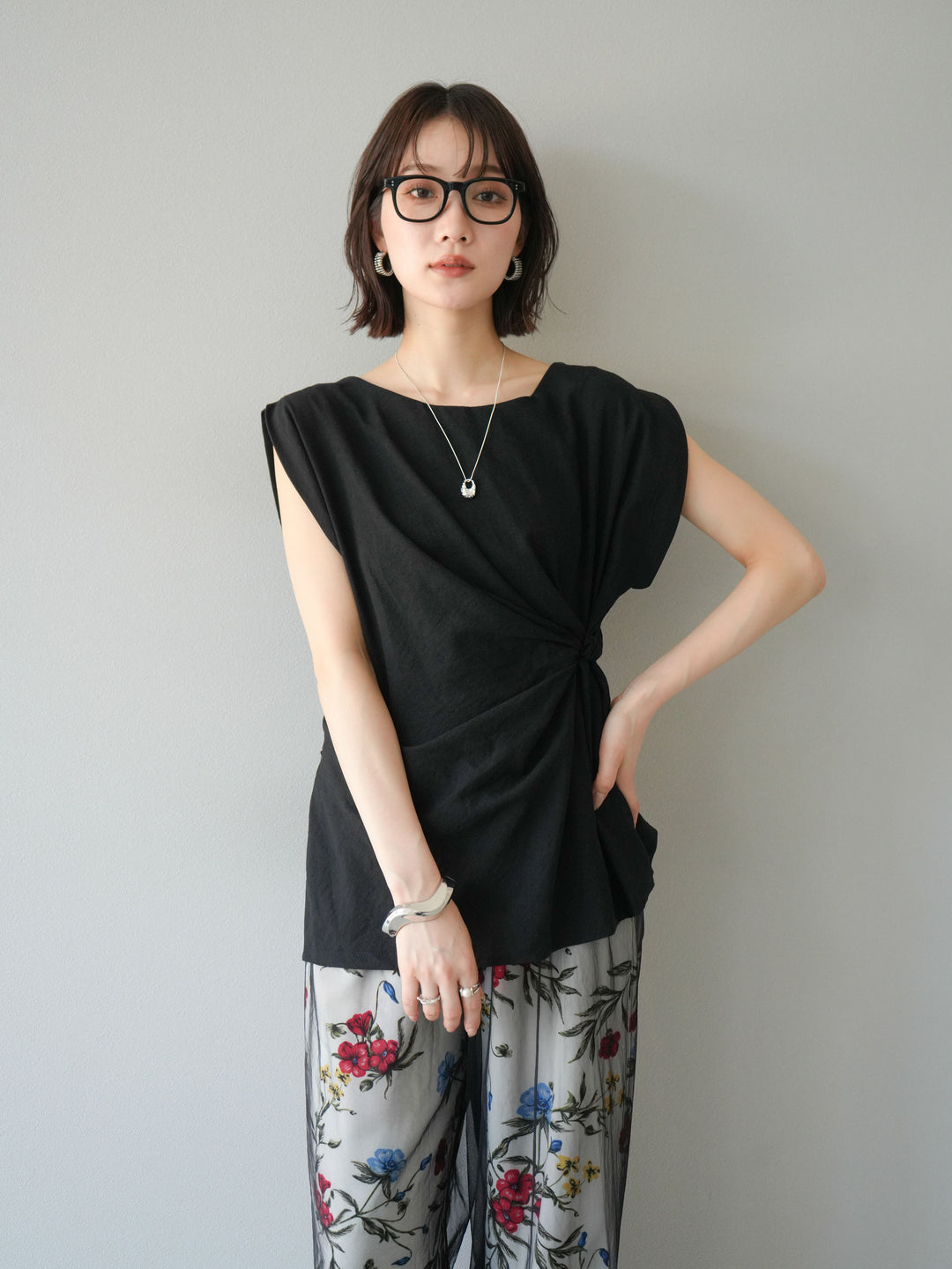 [SET] 側扭法式上衣+植物圖案休閒褲+繩繡薄紗疊穿褲（3件套裝）