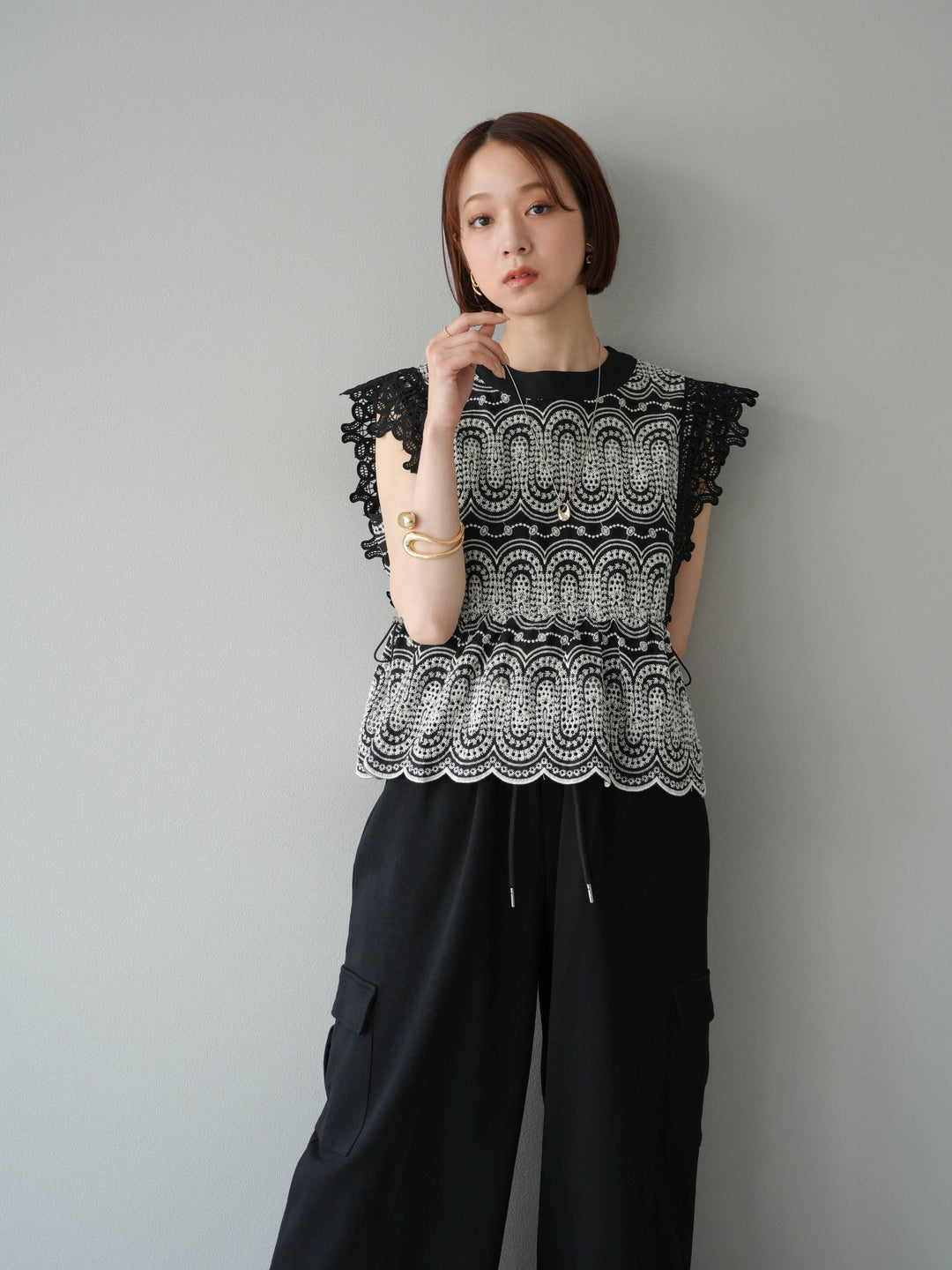 [SET] 扇貝刺繡蕾絲上衣 + 腰線側袋運動褲（2 組）