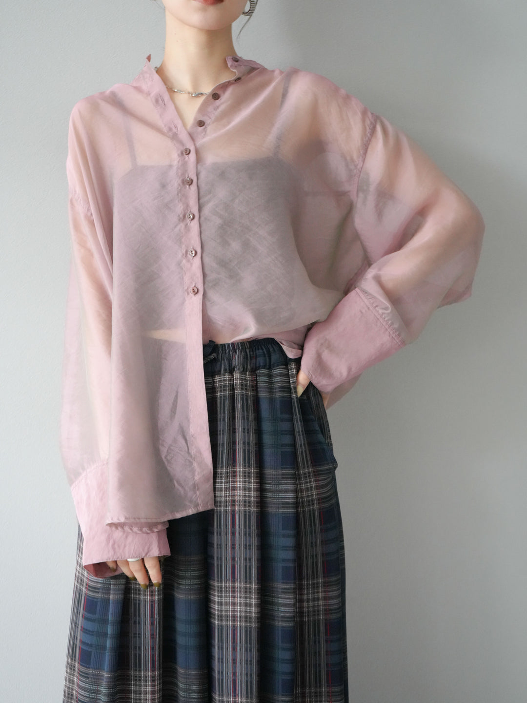 [SET] 亮面透視立領襯衫 + 透視格紋寬鬆褲 (2 件套)