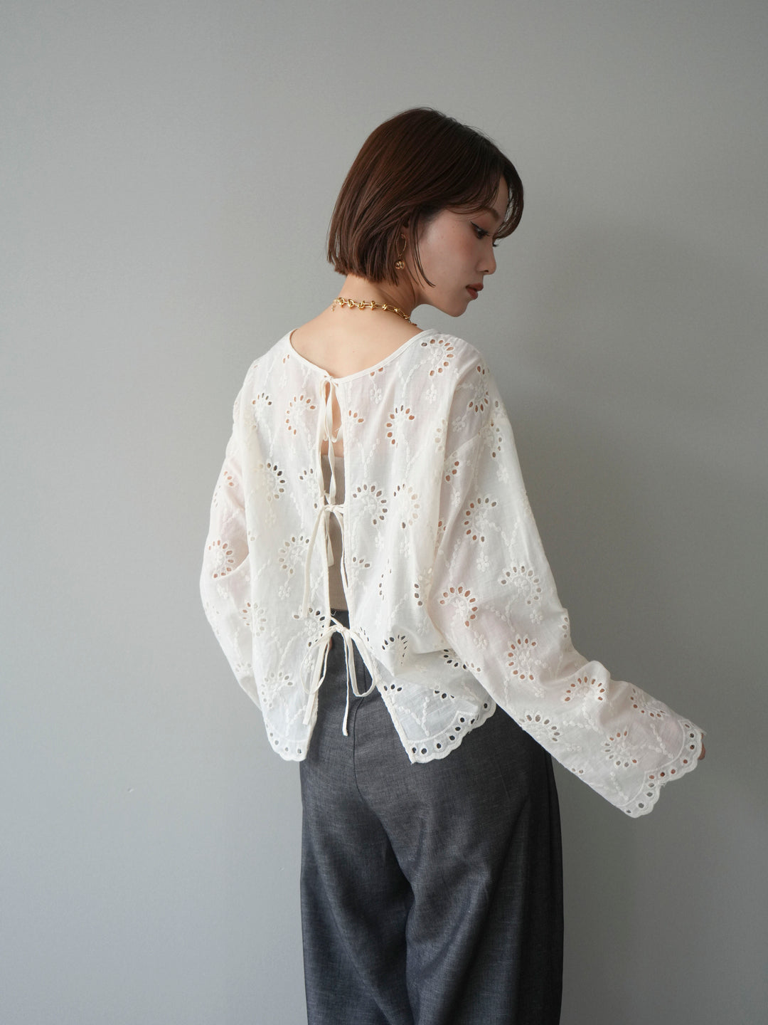 [予約]カットワークレースバックオープンブラウス/ivory