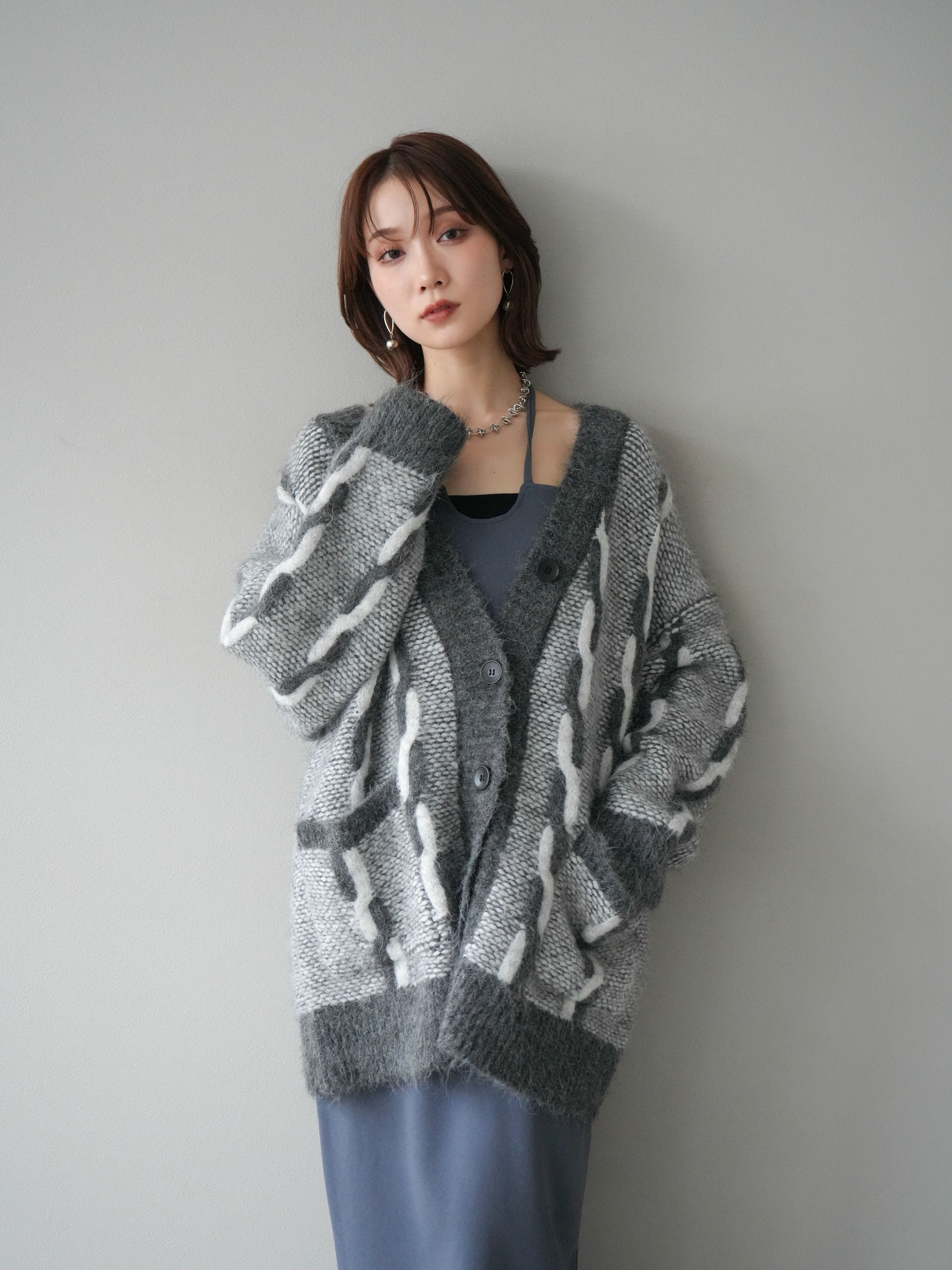 予約]バイカラー編み込みデザインニットカーディガン/グレー – Lumier