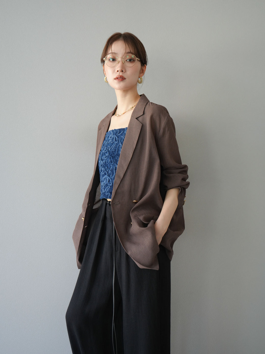 [SET] 金色扣環透視外套 + 滾邊花朵透視天鵝絨吊帶背心 + 繩紋腰帶麻感寬褲 (3 件套)