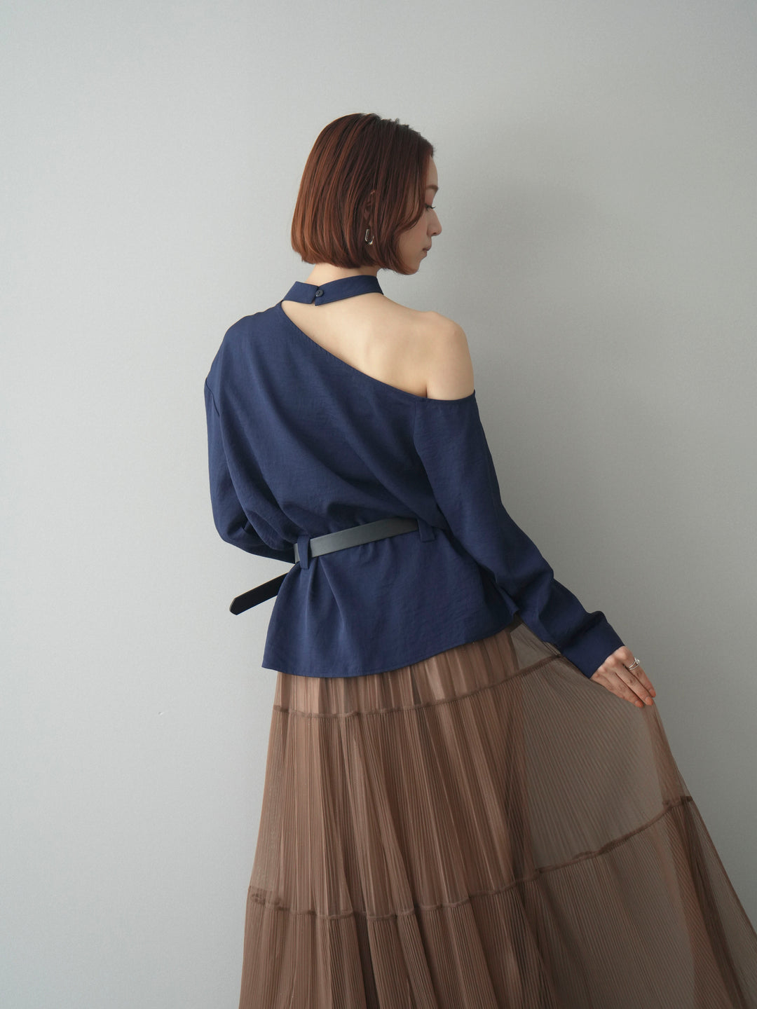 [SET]ベルト付ワンショルダースリットブラウス+ラメプリーツレイヤードチュールロングスカート(2set)