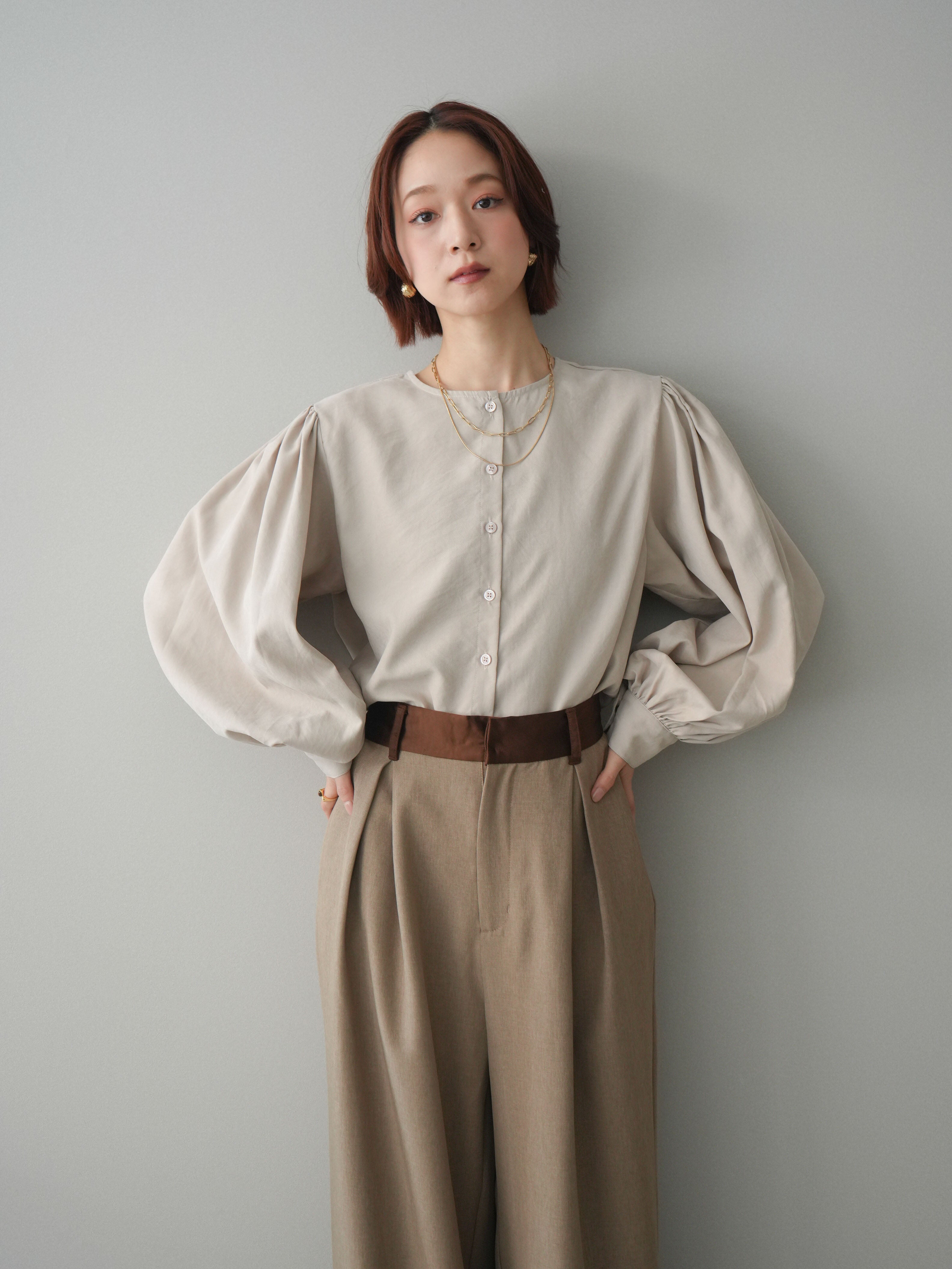 BEIGE ブラウス　新品 予約]2WAYピーチスキンボリュームスリーブブラウス/greige – Lumier