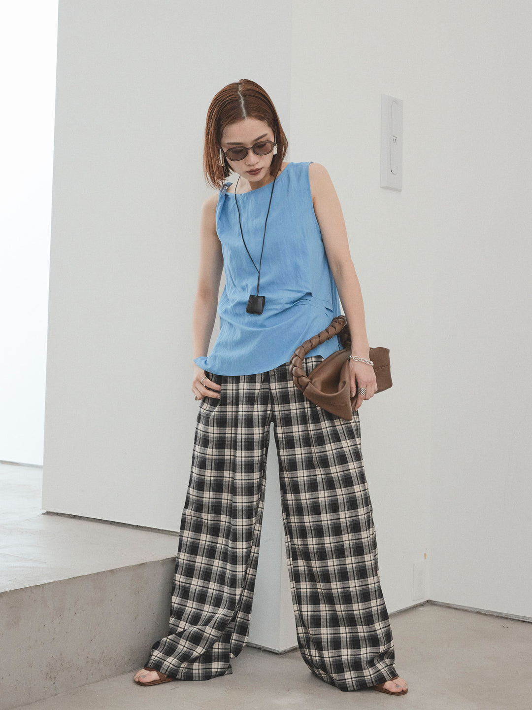 [SET] 扭紋無袖上衣配皮項鍊 + 格紋寬褲 (2 件套)