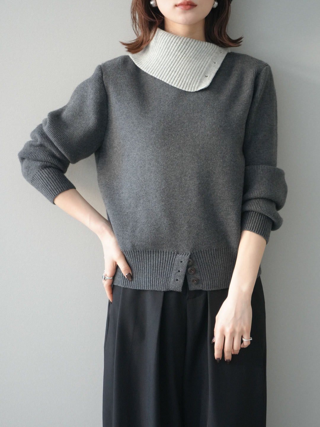 [予約]デザインネックバイカラーニットプルオーバー/charcoal