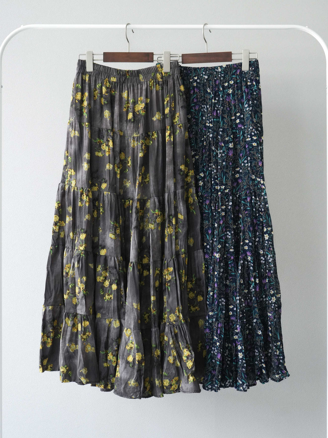 [SET] V領人造絲針織背心+花邊長裙（2件組）