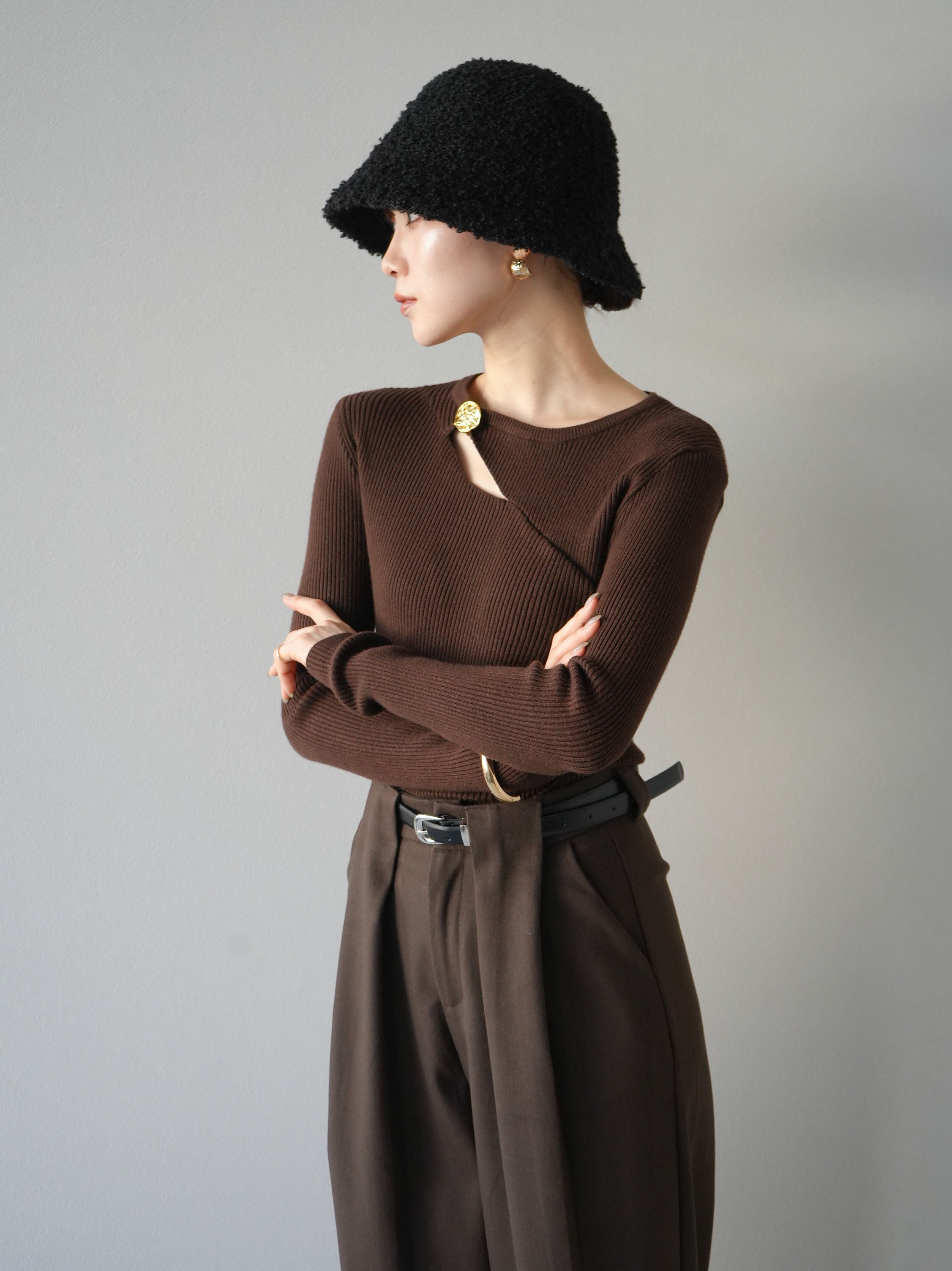 予約]ゴールドモチーフデザインリブトップス/ブラウン – Lumier