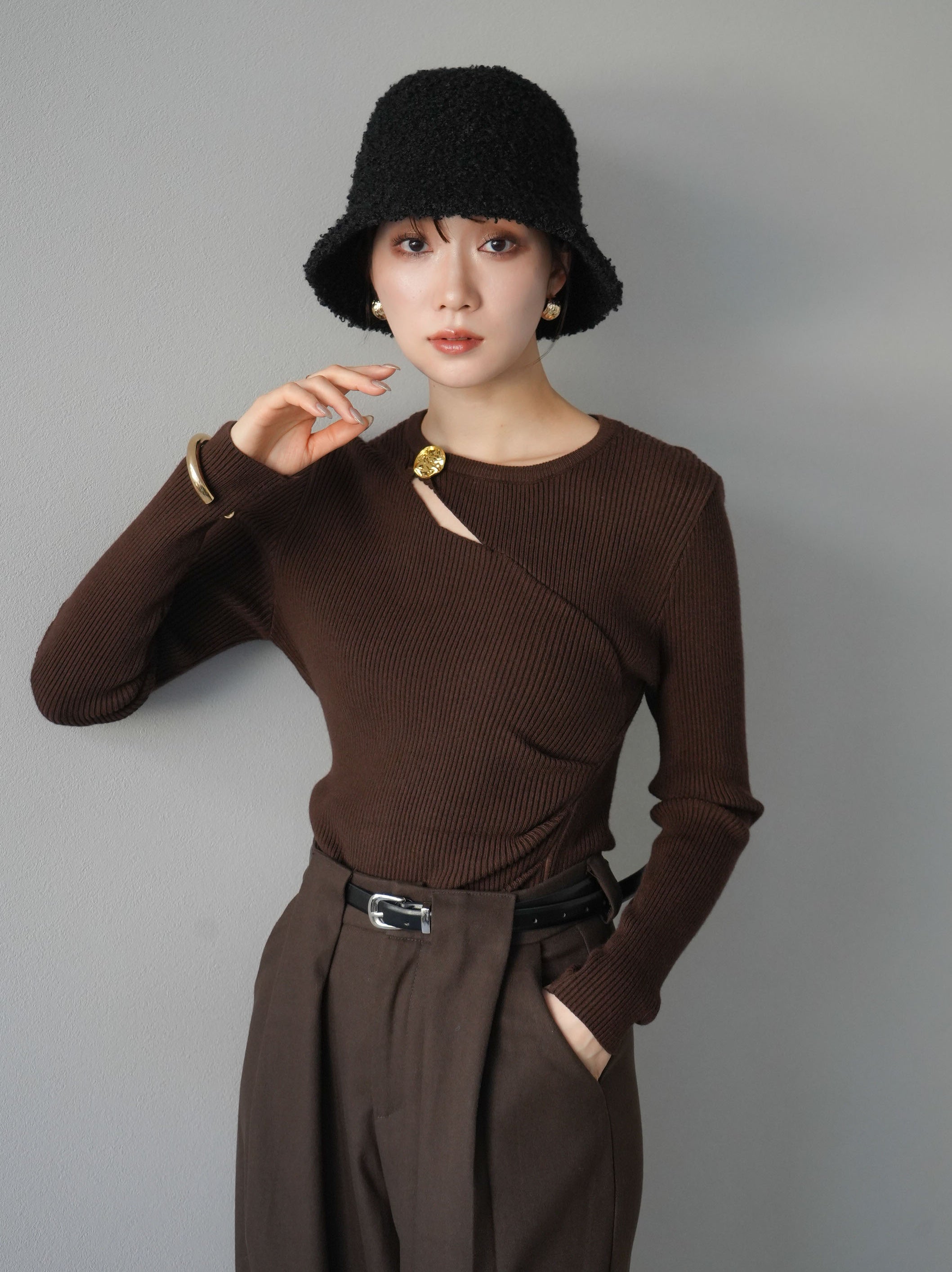 予約]ゴールドモチーフデザインリブトップス/ブラウン – Lumier