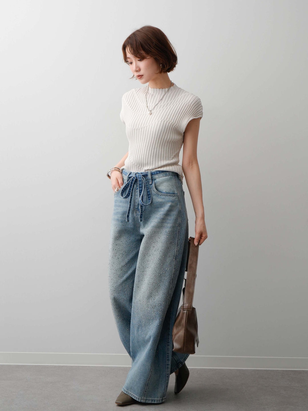 [予約]ウエストベルトフロントビジューカーブワイドパンツ/lightblue