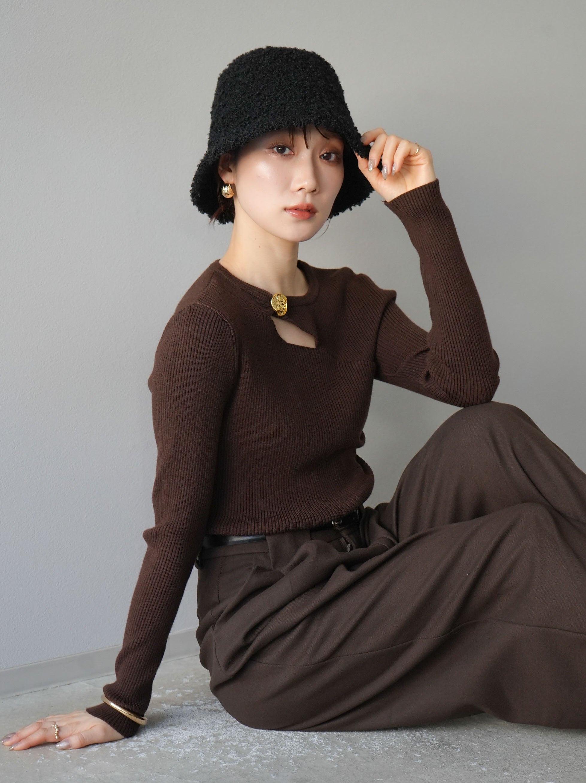 予約]ゴールドモチーフデザインリブトップス/ブラウン – Lumier