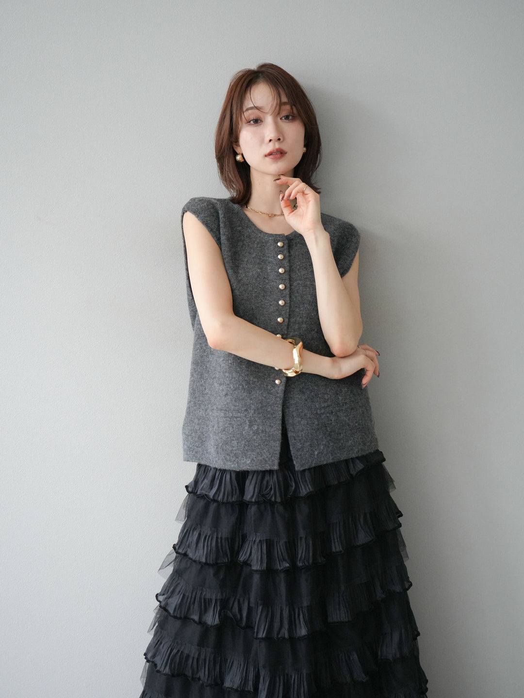 [予約]ゴールドボタンコンパクトニットベスト/ダークグレー