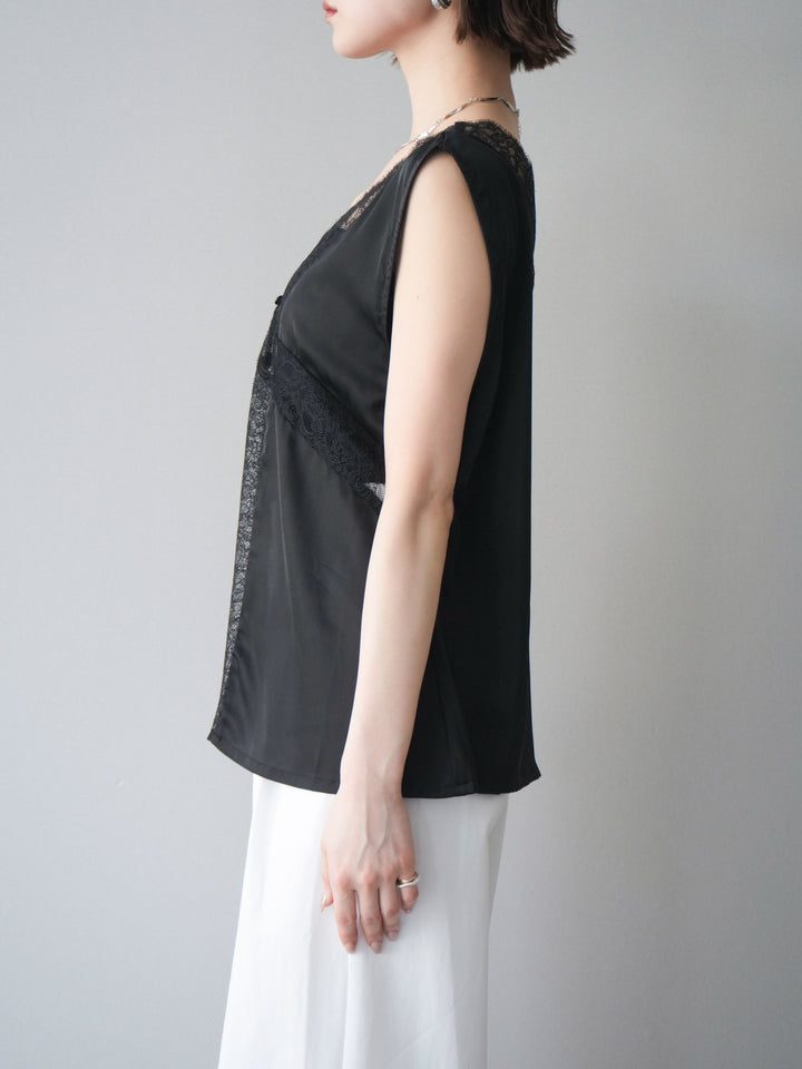 【預購】緞面交叉蕾絲上衣 / 黑色