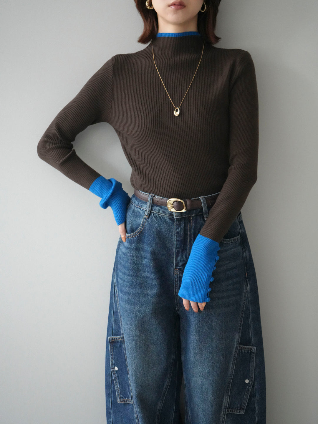 [予約]袖ボタンハイネック配色リブニットトップス/brown