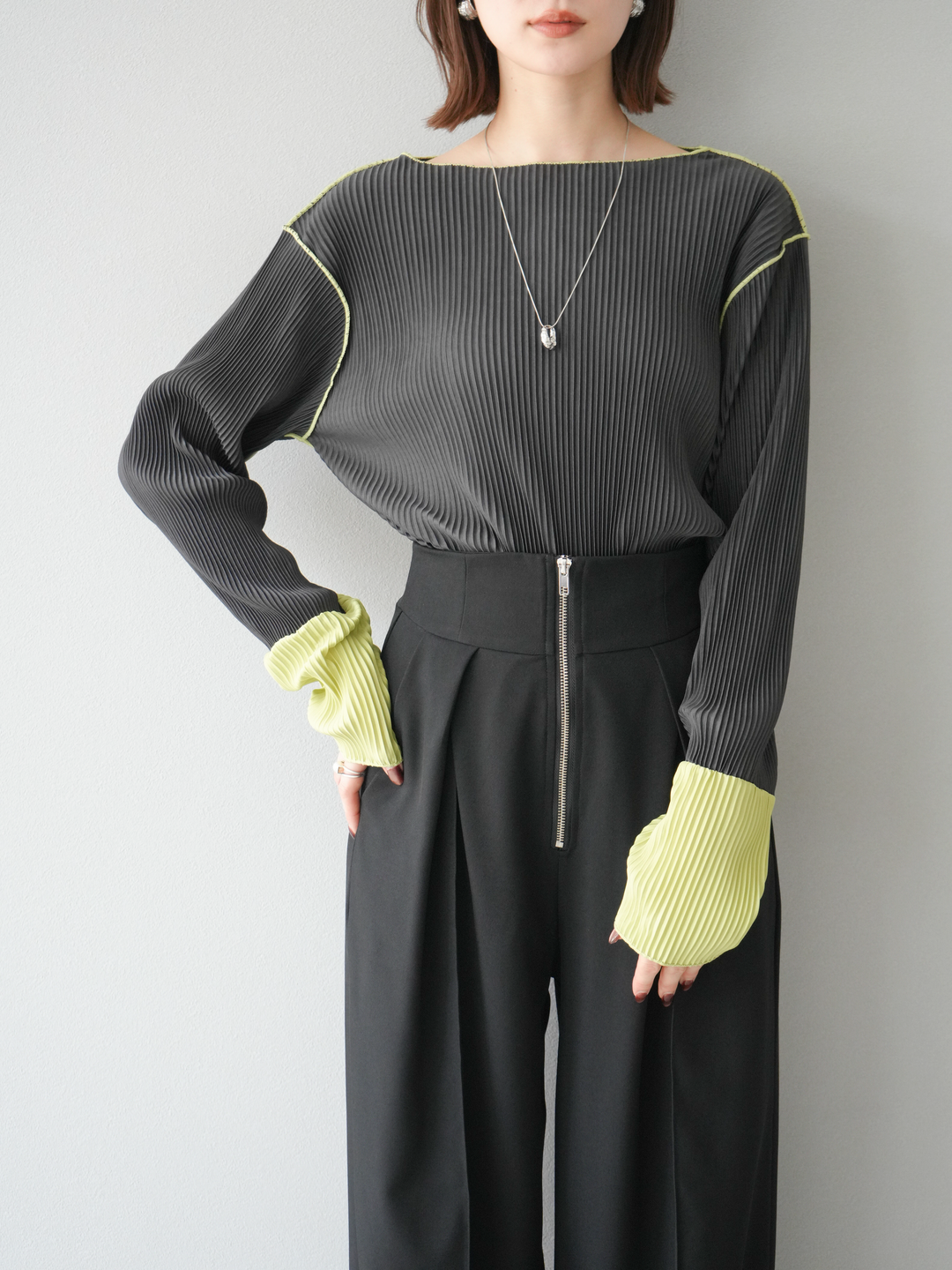 予約]バイカラープリーツトップス/チャコール – Lumier