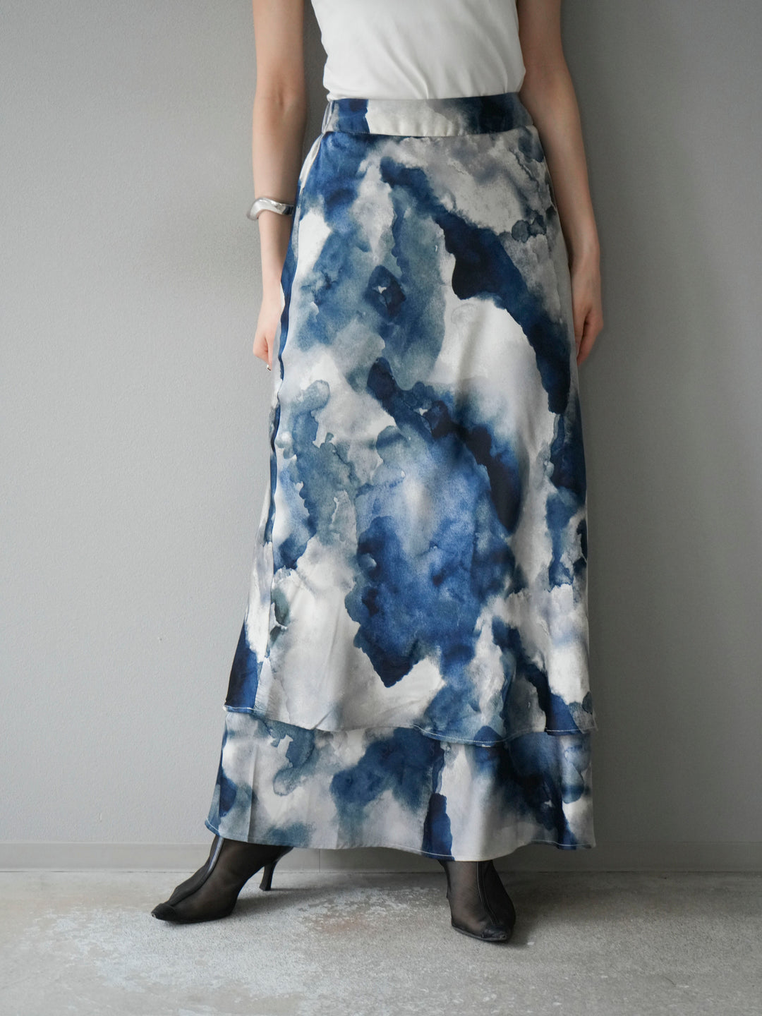 [予約]ニュアンスサテンフリルスカート/アイボリー×ブルー