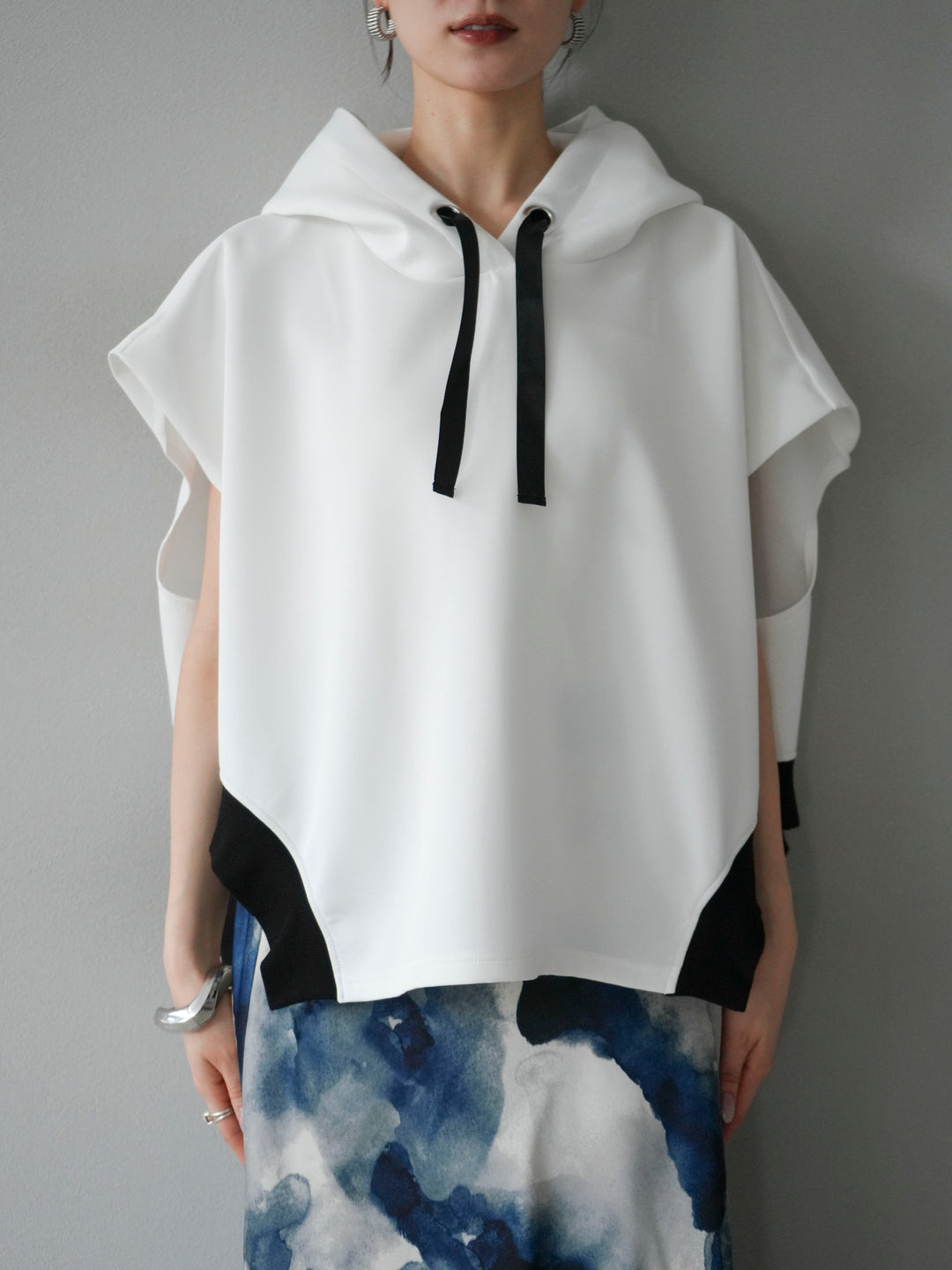 [予約]アシンメトリードルマンバックZIPフーディー/オフホワイト