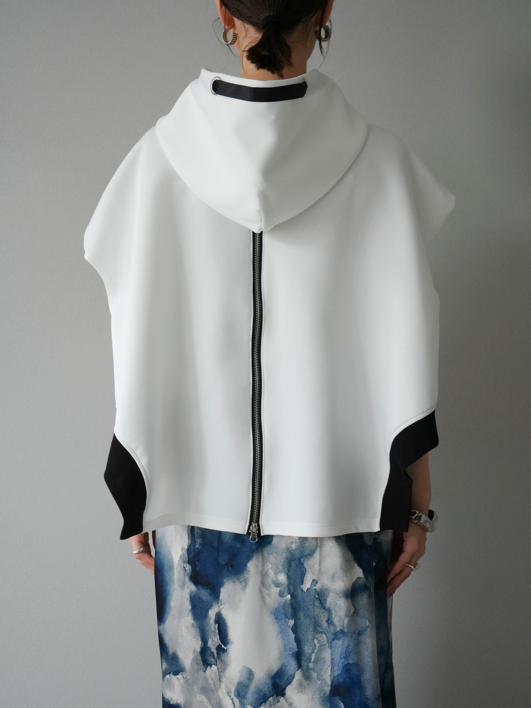 [予約]アシンメトリードルマンバックZIPフーディー/オフホワイト