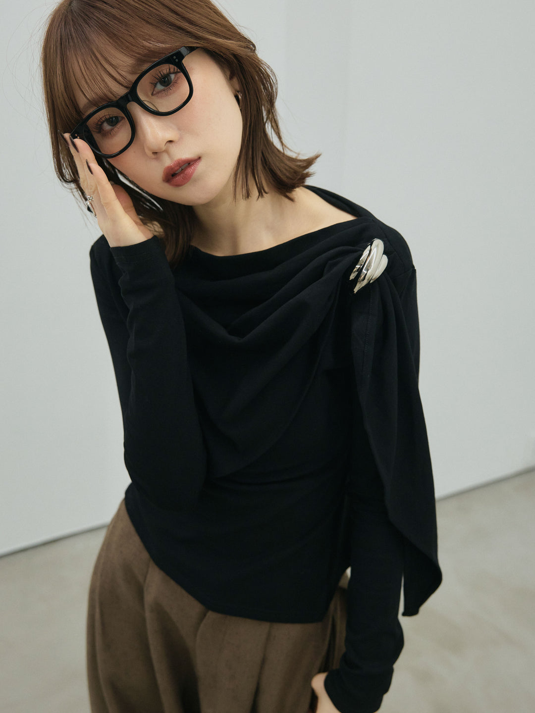 【Allure】[SET]ブローチ付ドレープ裏起毛トップス+モックスカルゼサイドタックコクーンパンツ(2set)