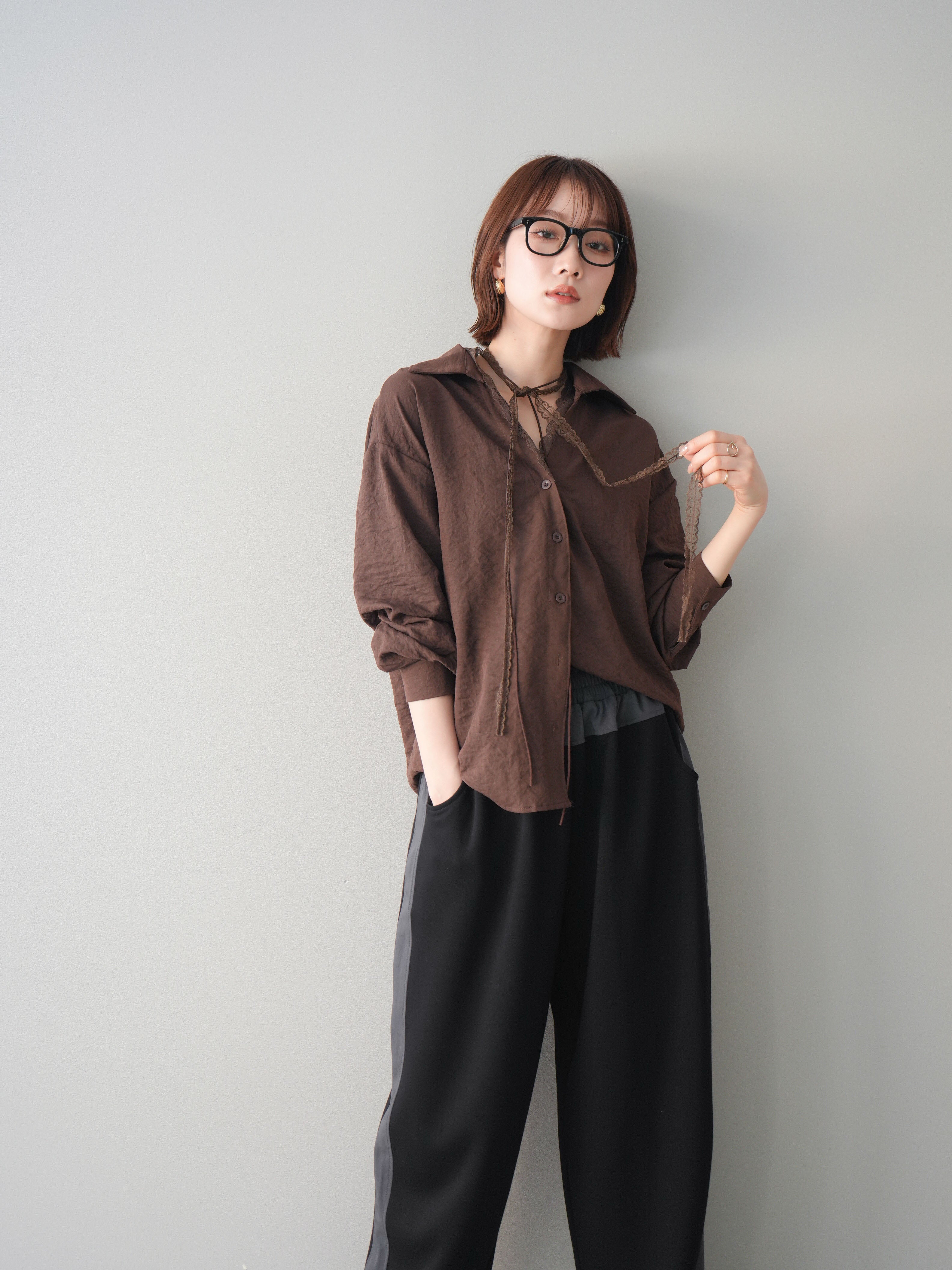 予約]レースドッキングボウタイ付シャツ/brown – Lumier
