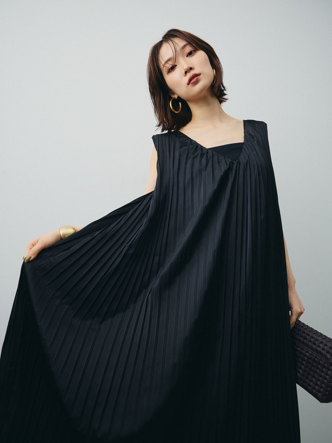 [予約]サテンプリーツVネックワンピース/ブラック