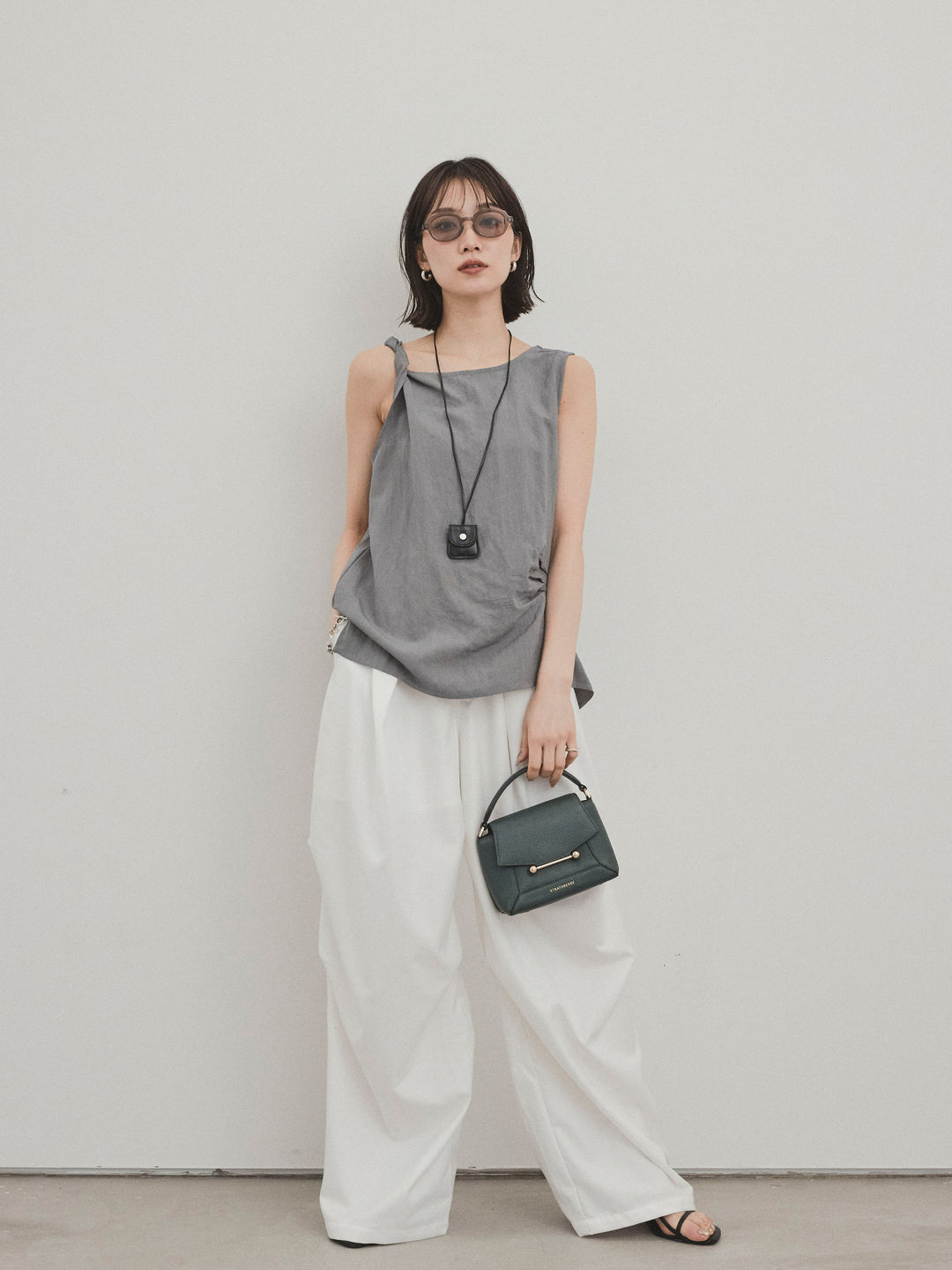 [SET]レザーネックレス付ツイストノースリブラウス+デザインループサイドタックパンツ(2set)