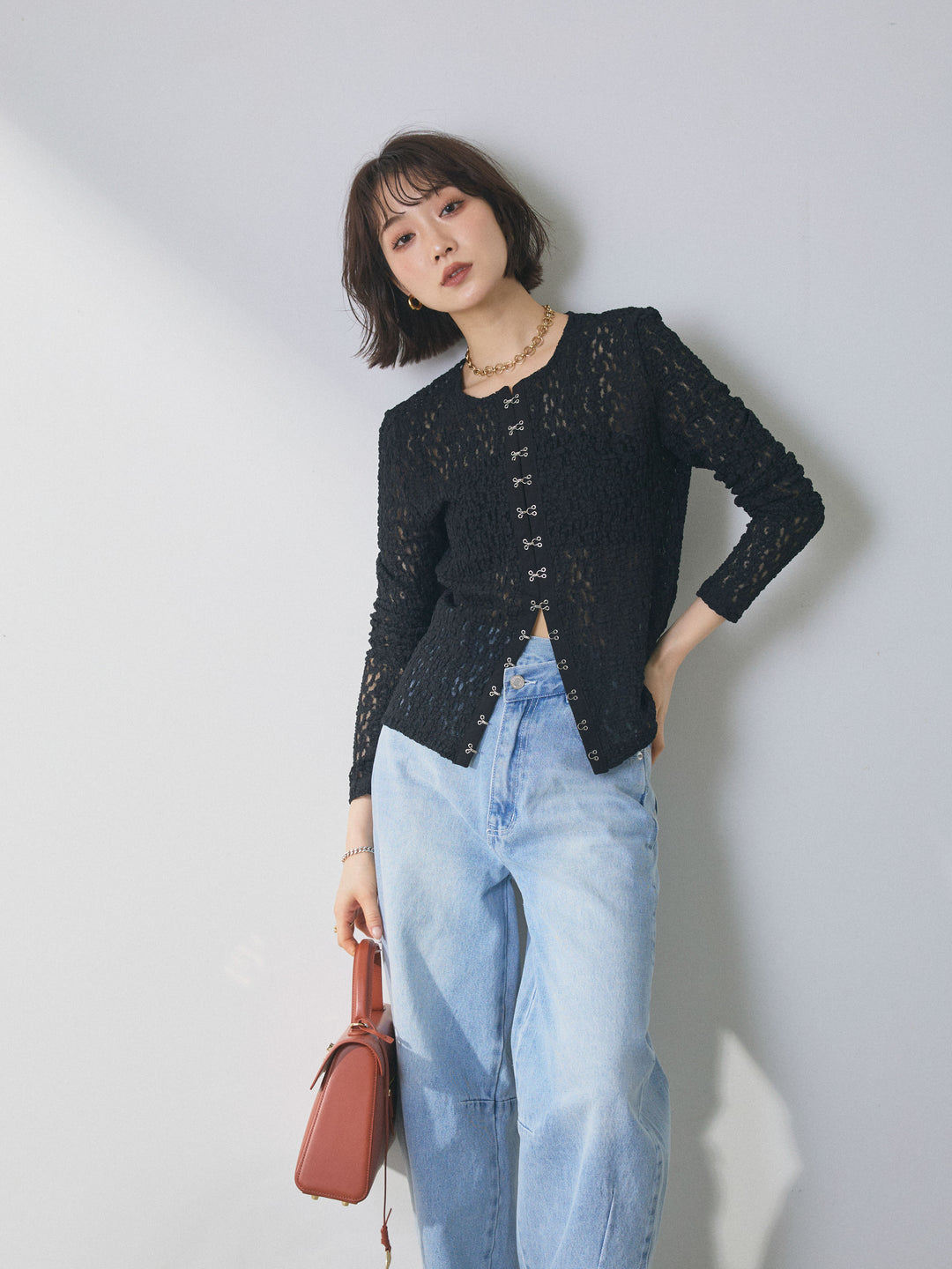 【魅力】[套裝] 金色紐帶針織開襟衫 x 蕾絲襯衫套裝 + 不對稱曲線牛仔褲（兩件套）