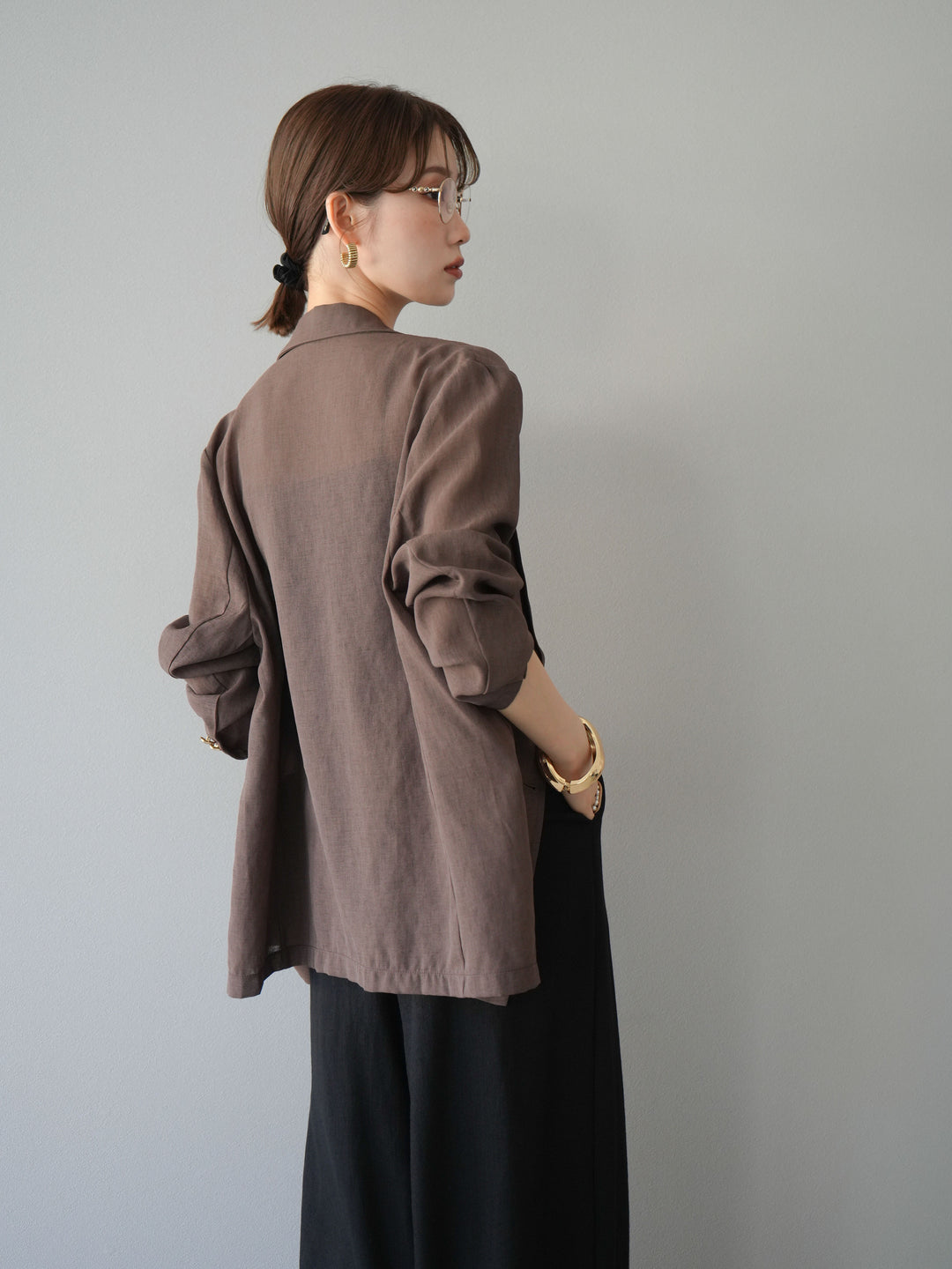 [SET] 金色扣環透視外套 + 滾邊花朵透視天鵝絨吊帶背心 + 繩紋腰帶麻感寬褲 (3 件套)