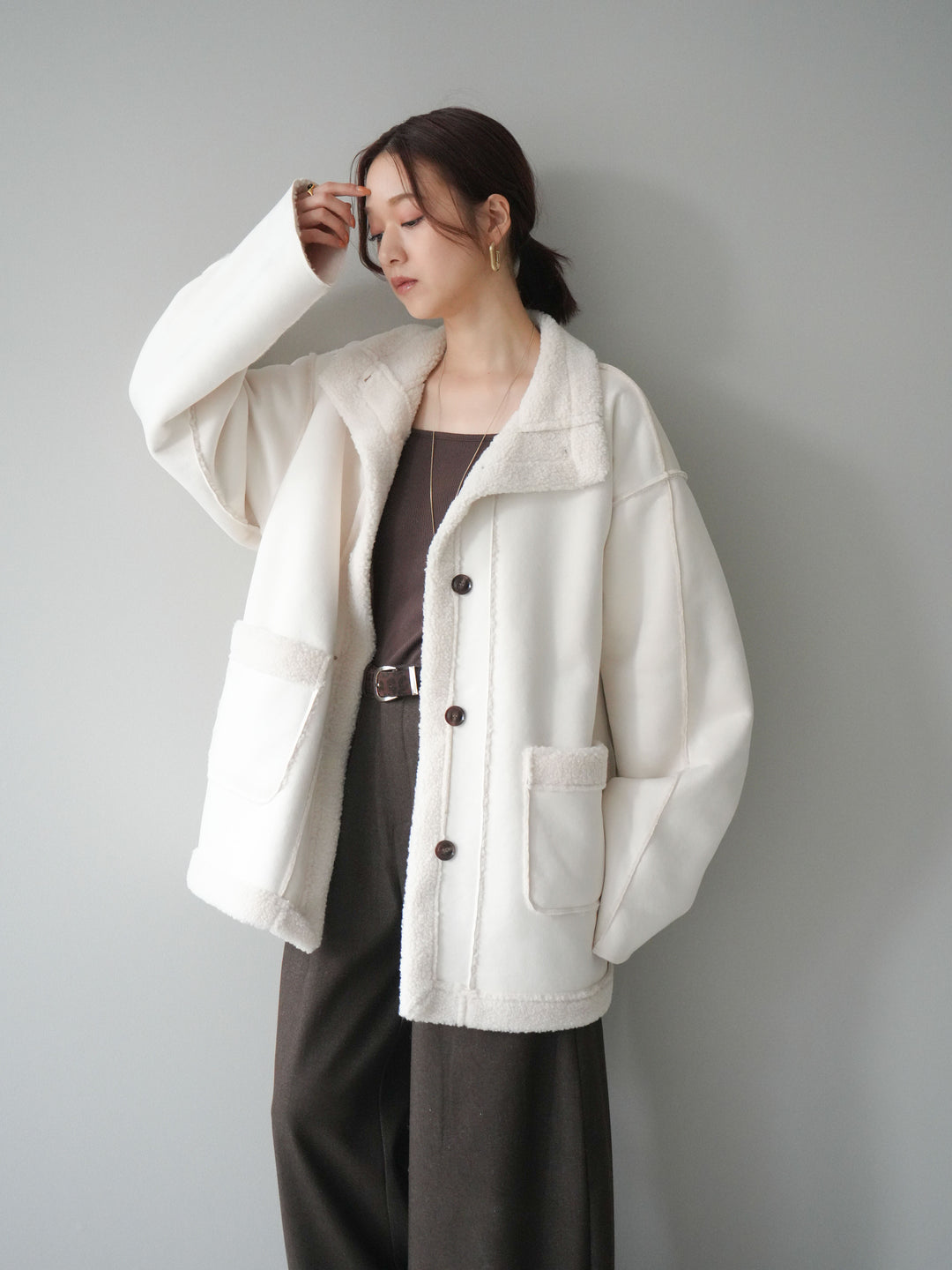 [SET]スタンドネックフェイクムートンミディアムコート+カップ付きバッククロスキャミソール(2set)