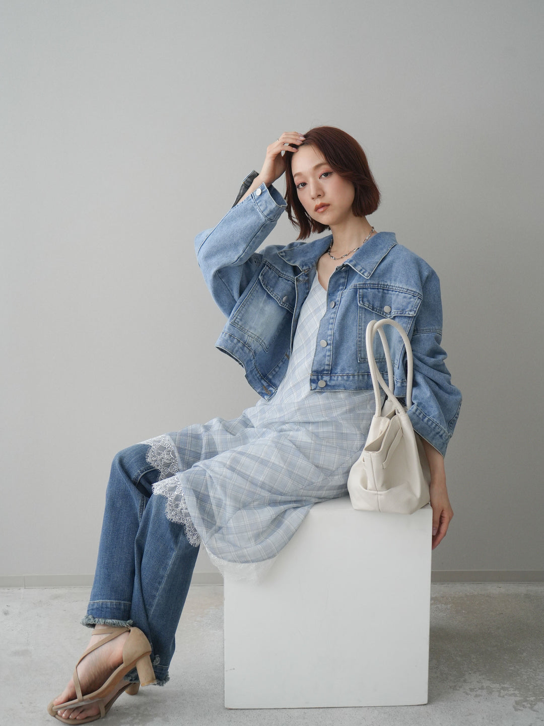 【套裝】牛仔短版襯衫外套+不對稱格紋蕾絲吊帶背心+流蘇半喇叭牛仔褲（三件套）