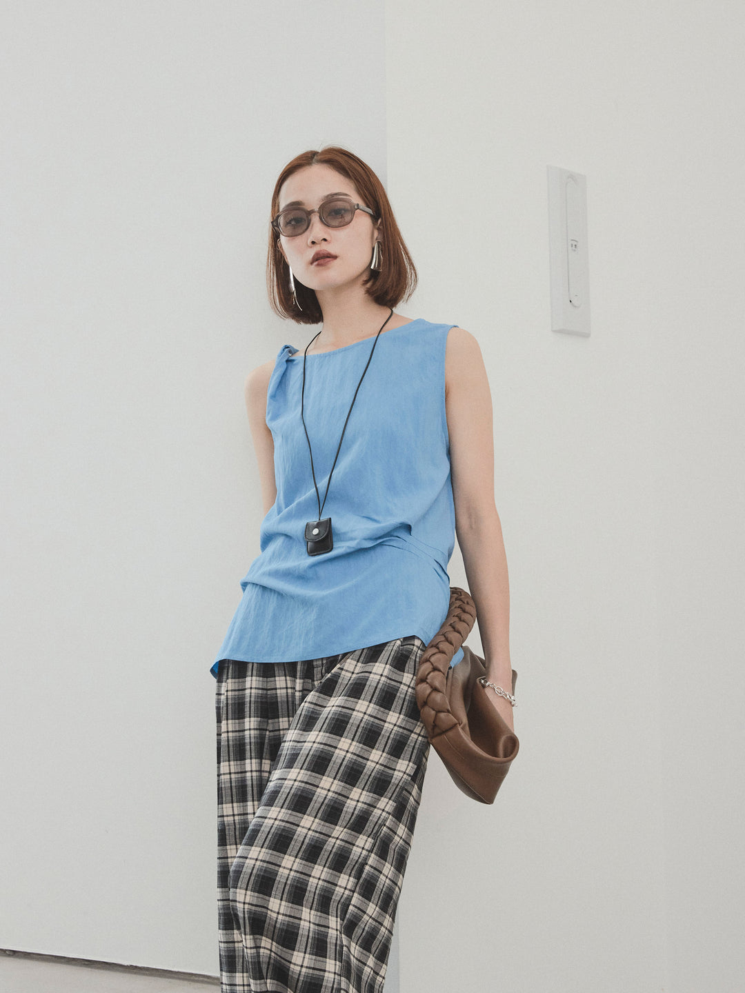 [SET] 扭紋無袖上衣配皮項鍊 + 格紋寬褲 (2 件套)