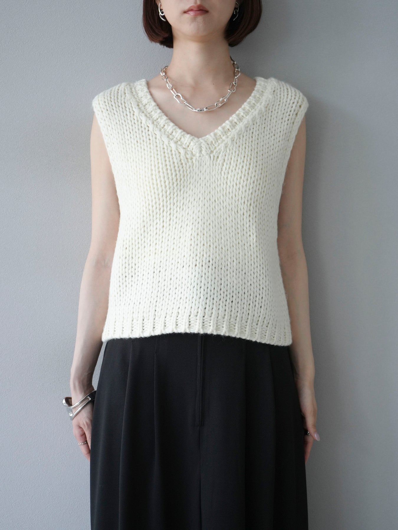 LEINWANDE アイボリー Vネック ニットベスト フリル付き LEINWANDE アイボリー Vネック ニットベスト フリル付き