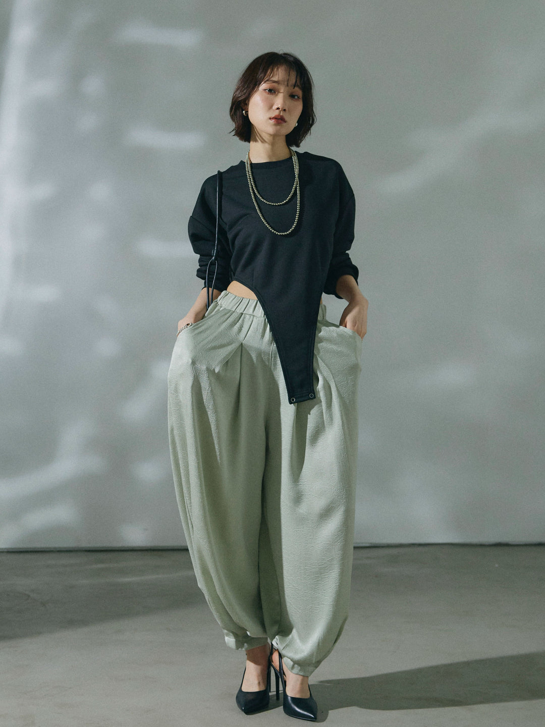 【Allure】[SET]スウェットボディスーツ+ワッシャーサテンタックジョガーパンツ(2set)