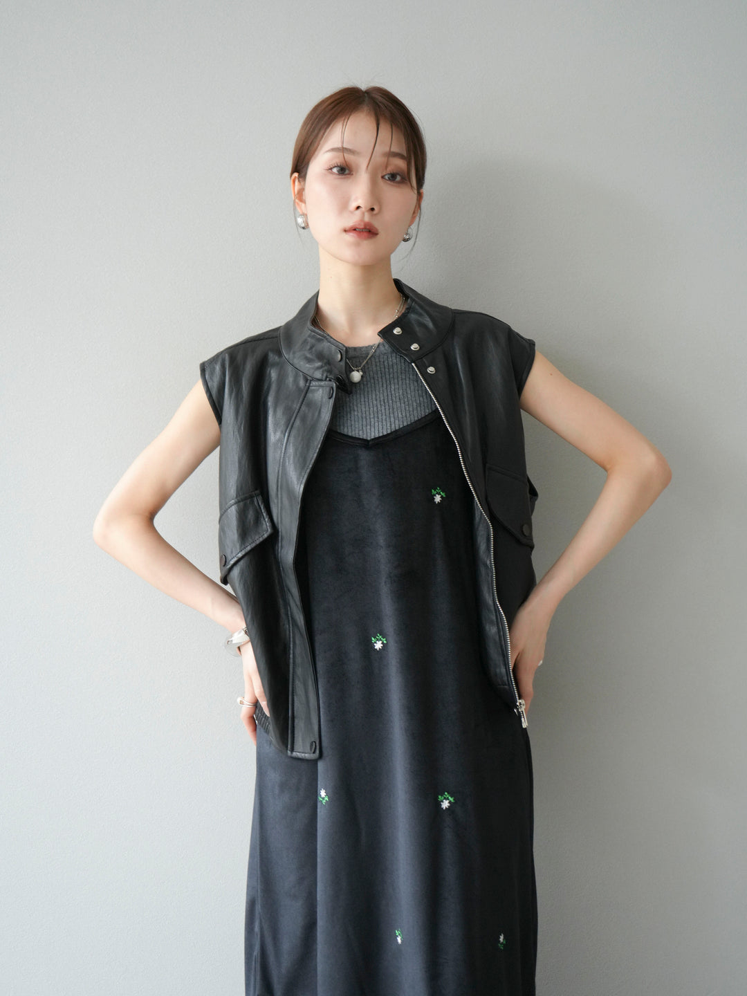 [予約]フラワー刺繍ベロアキャミワンピース/ブラック