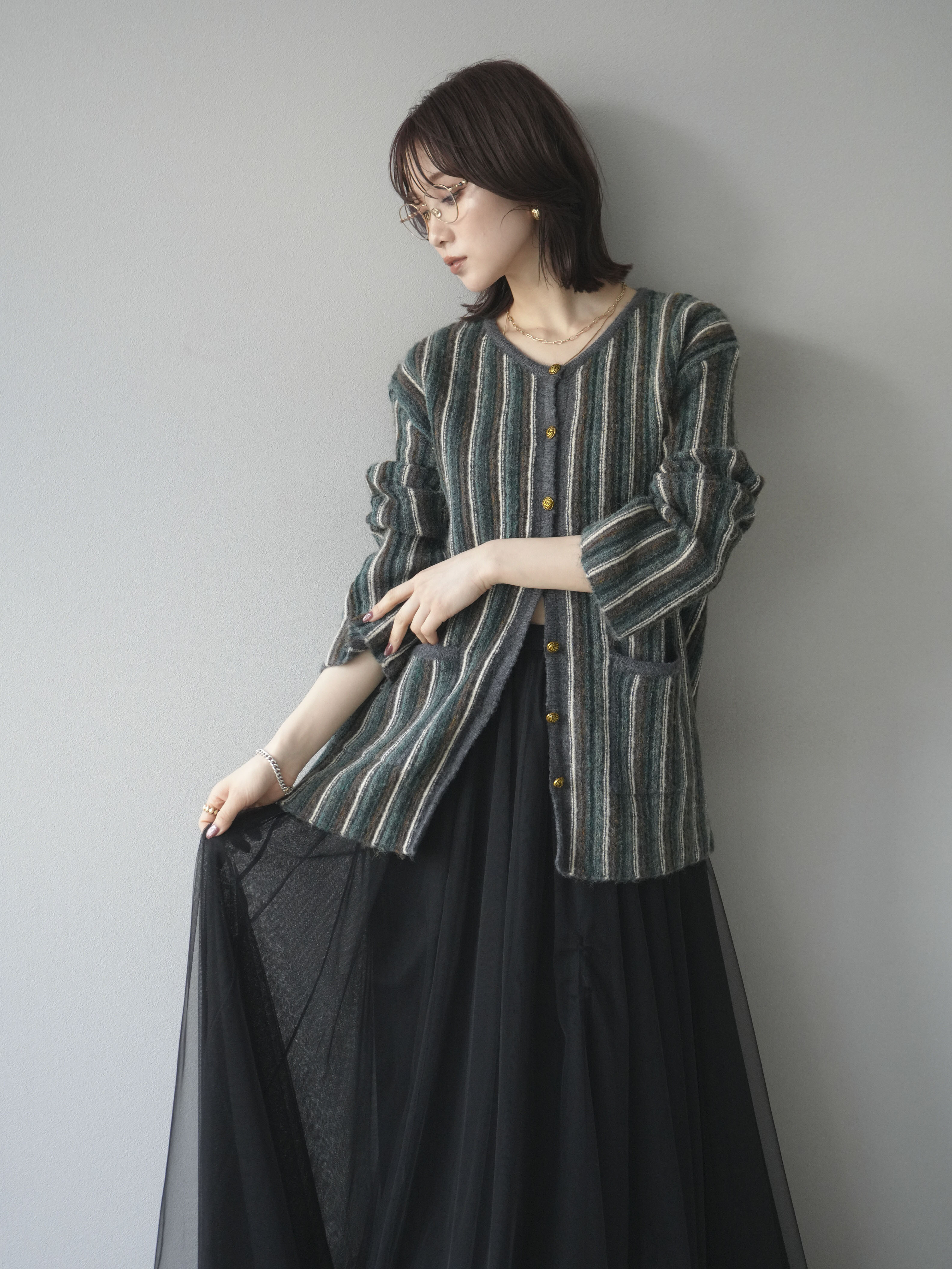 予約]アンティークボタンストライプニットカーディガン/charcoal – Lumier