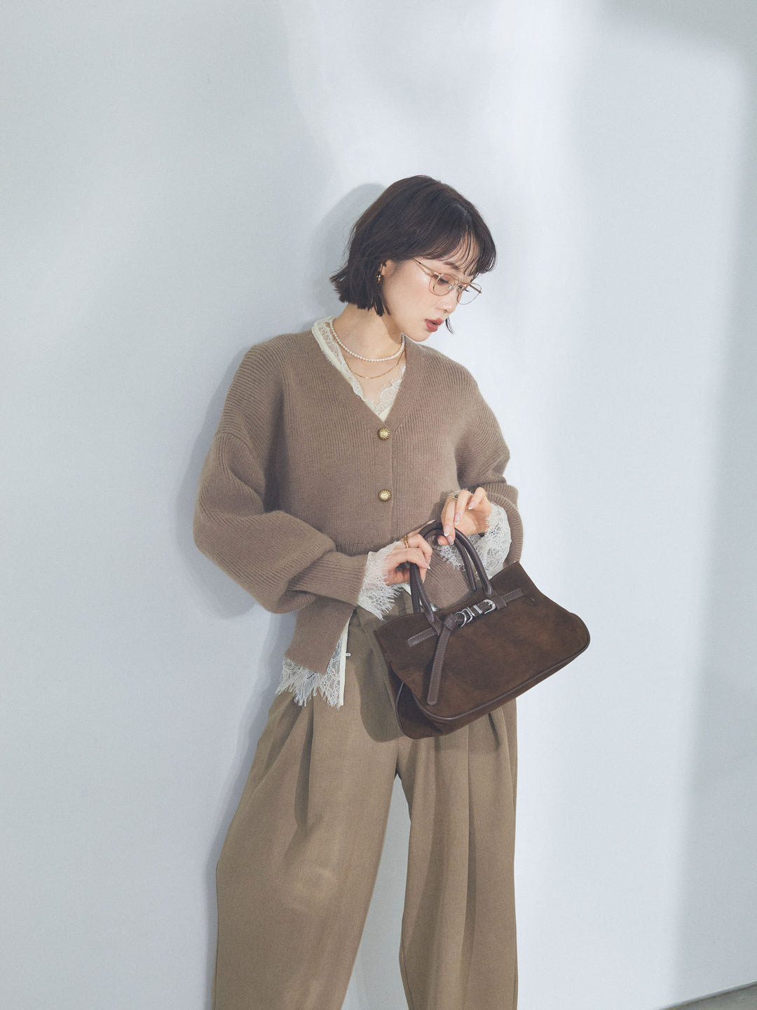 【魅力】[套裝] 金色紐帶針織開襟衫 x 蕾絲襯衫套裝 + 不對稱腰部收腰褲（兩件套）