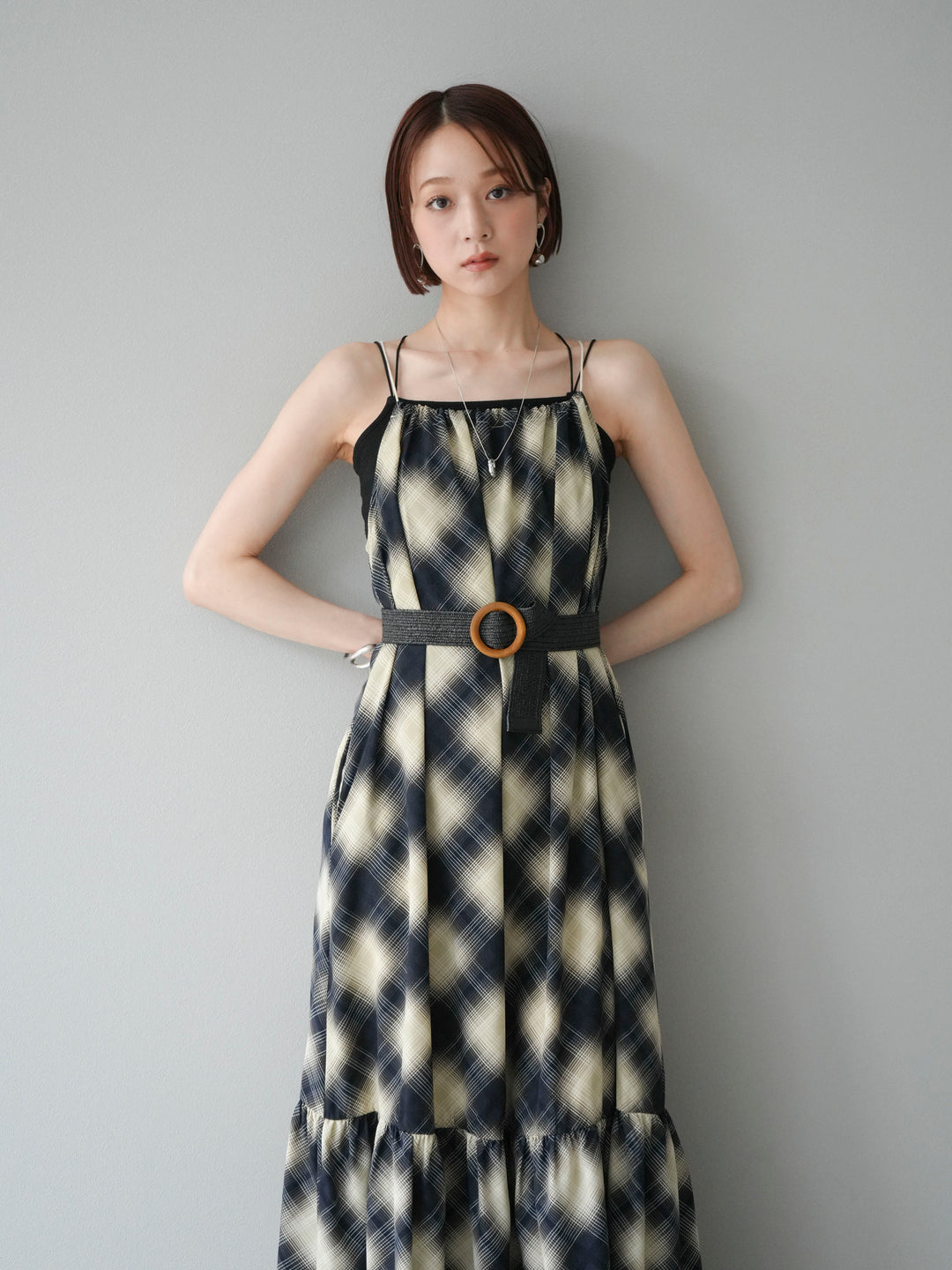 [SET] 繫腰帶格紋無袖連身裙 + 可選飾品套裝（2 套）