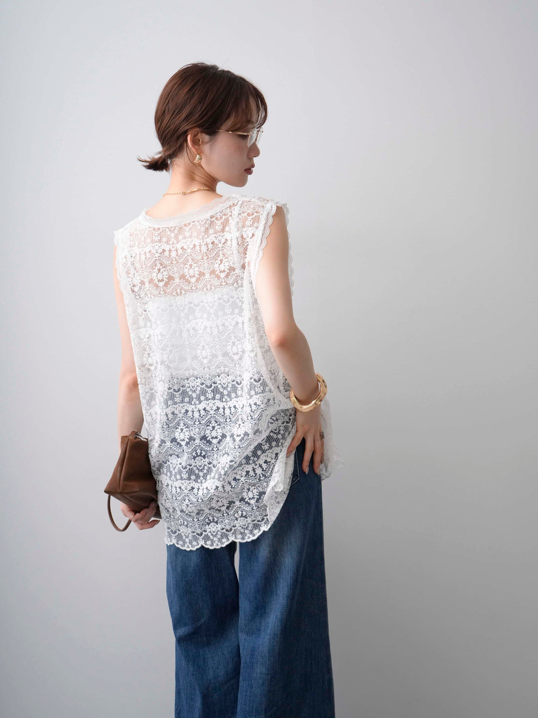 [予約]エンブロイダリーシアーVネックノースリトップス/white