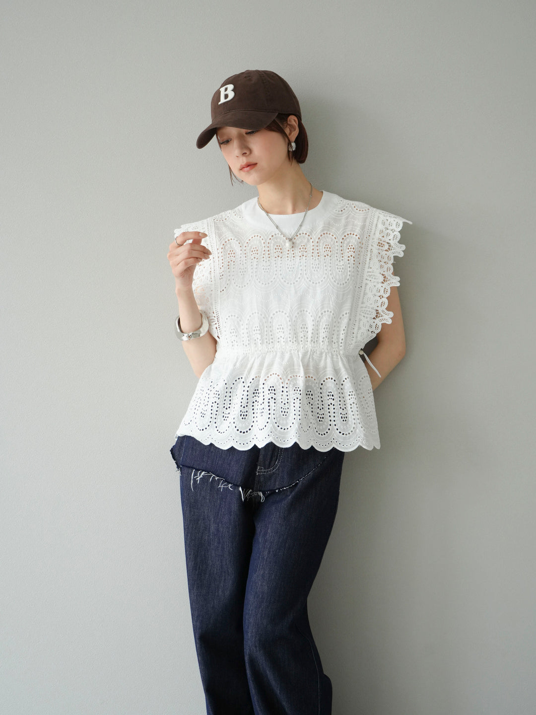 [SET] 扇貝刺繡蕾絲上衣 + 臀部設計牛仔褲 (2set)