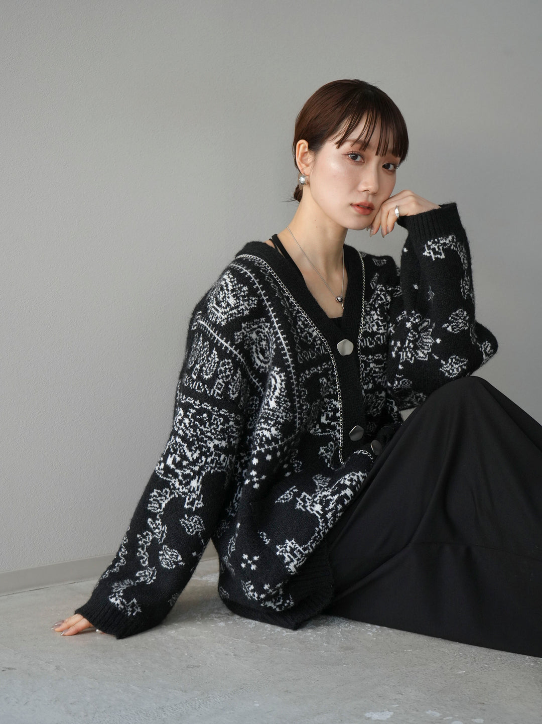 予約]デザインチェーンペイズリー柄BIGカーディガン/ブラック – Lumier 