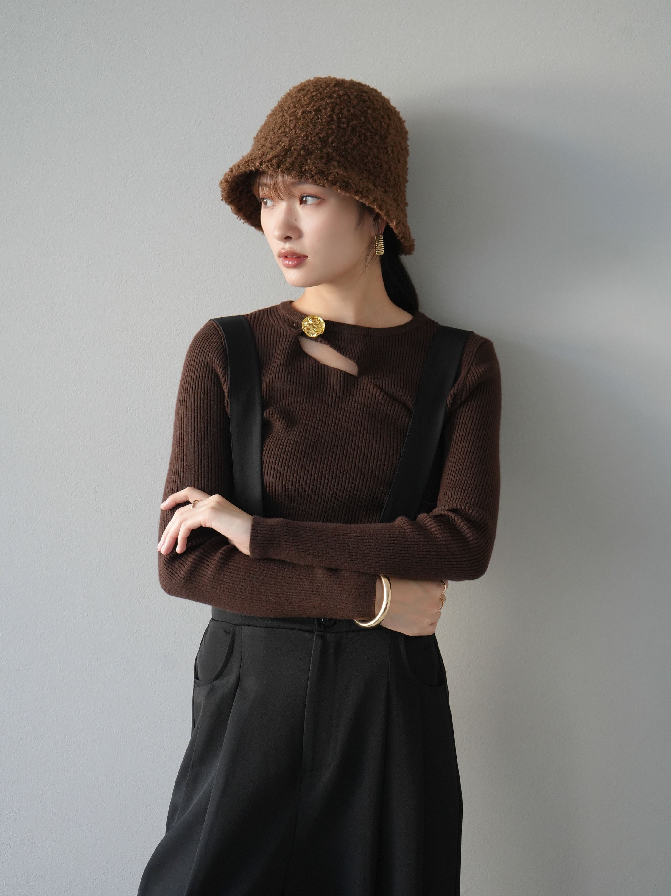 予約]ゴールドモチーフデザインリブトップス/ブラウン – Lumier