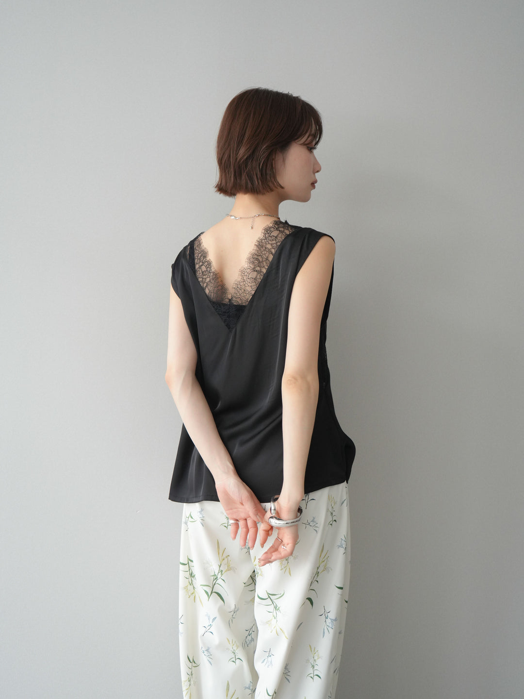 【預購】緞面交叉蕾絲上衣 / 黑色