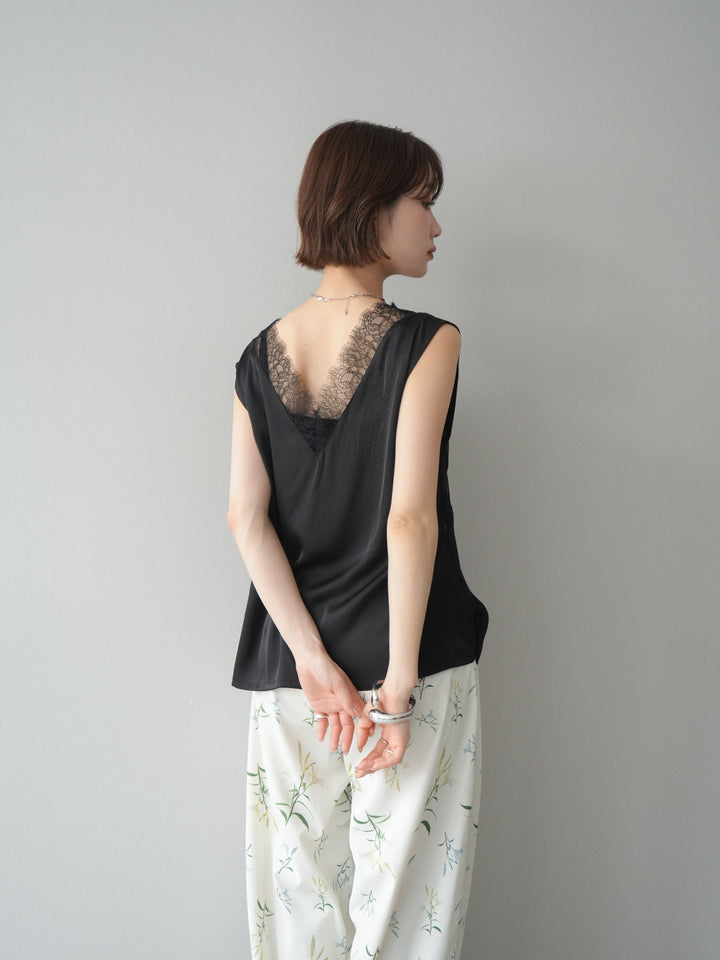 【預購】緞面交叉蕾絲上衣 / 黑色