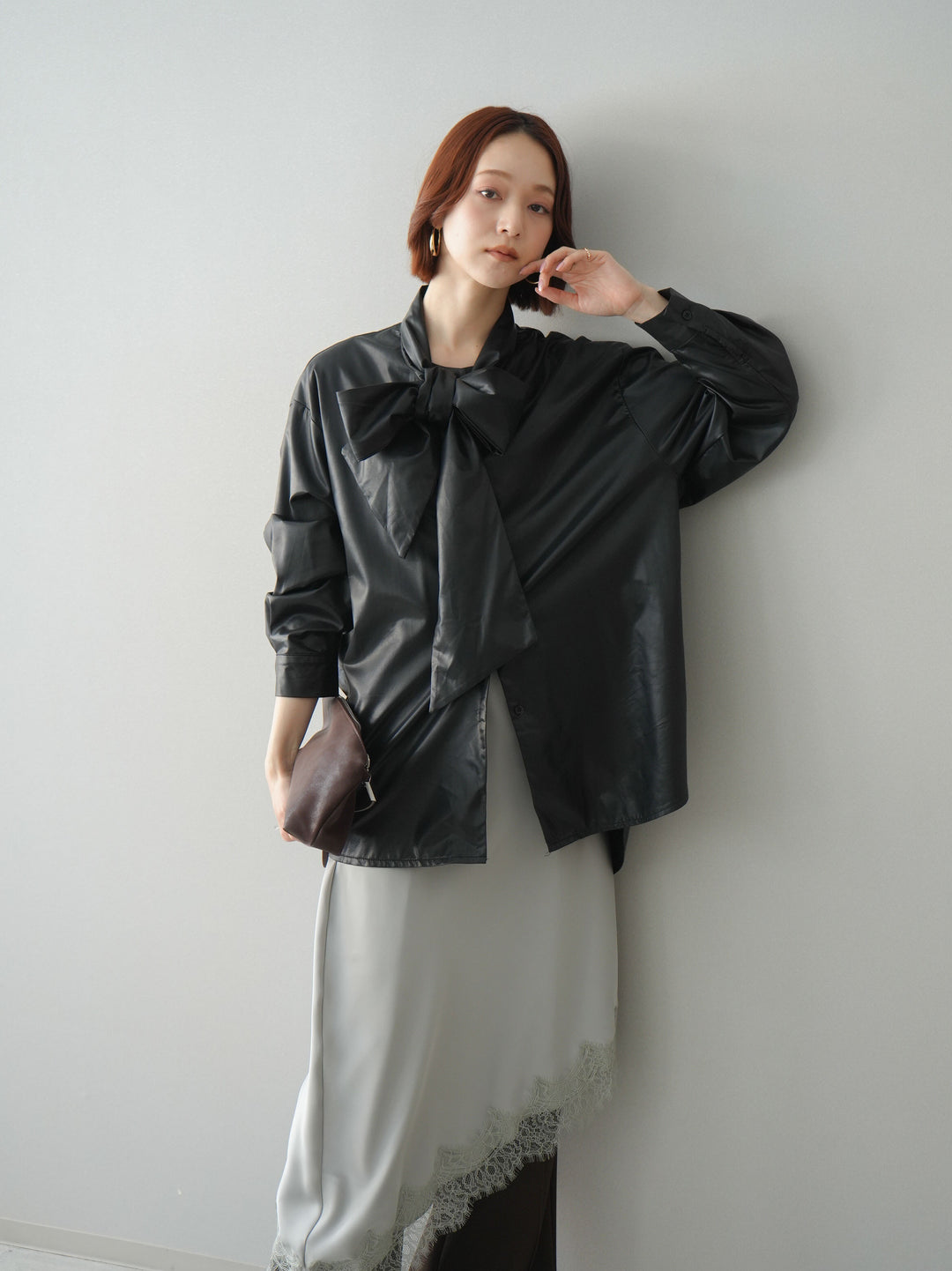 [SET]フェイクレザーボウタイブラウス+サテンライクアシメレーススカート+センターシームフレアパンツ(3set)