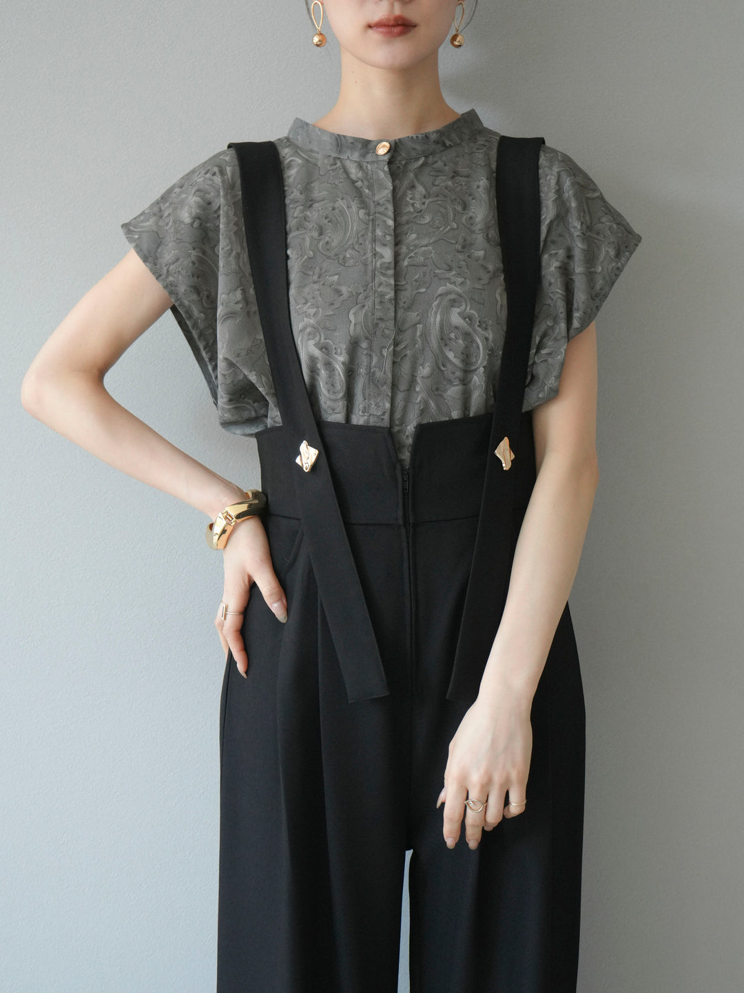 [予約]ペイズリープリントゴールドボタンブラウス/グレー