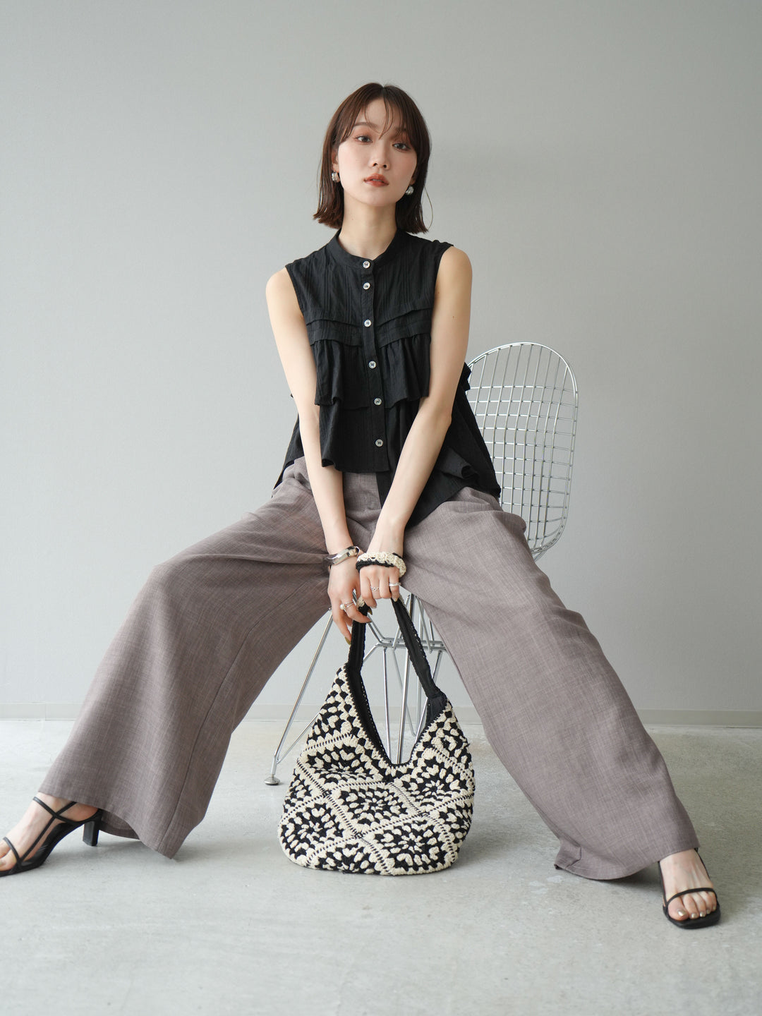 [予約]ドビーストライプアシンメトリーフリルノースリブラウス/ブラック