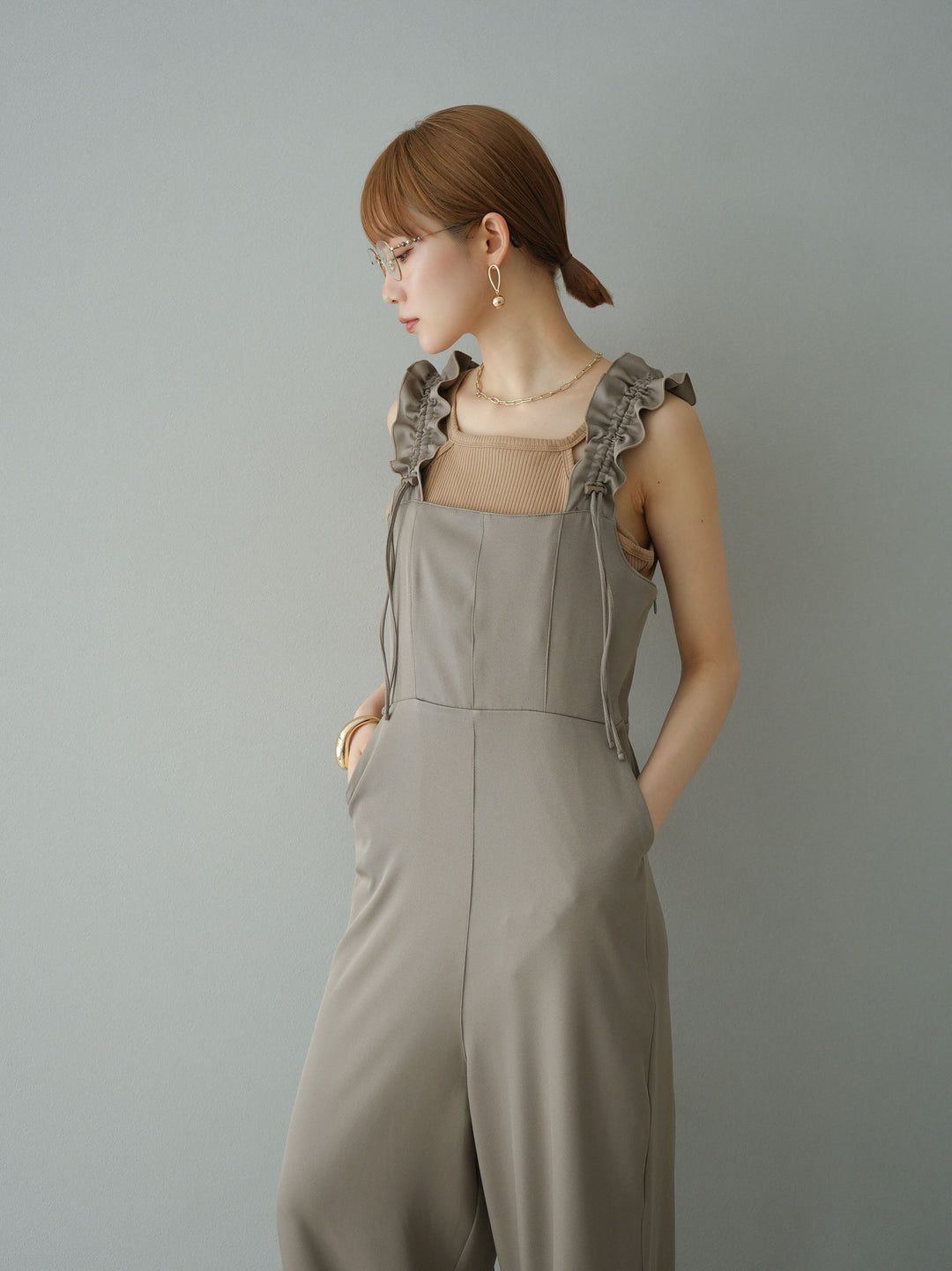 [預訂] 繫帶荷葉邊連身衣/灰褐色